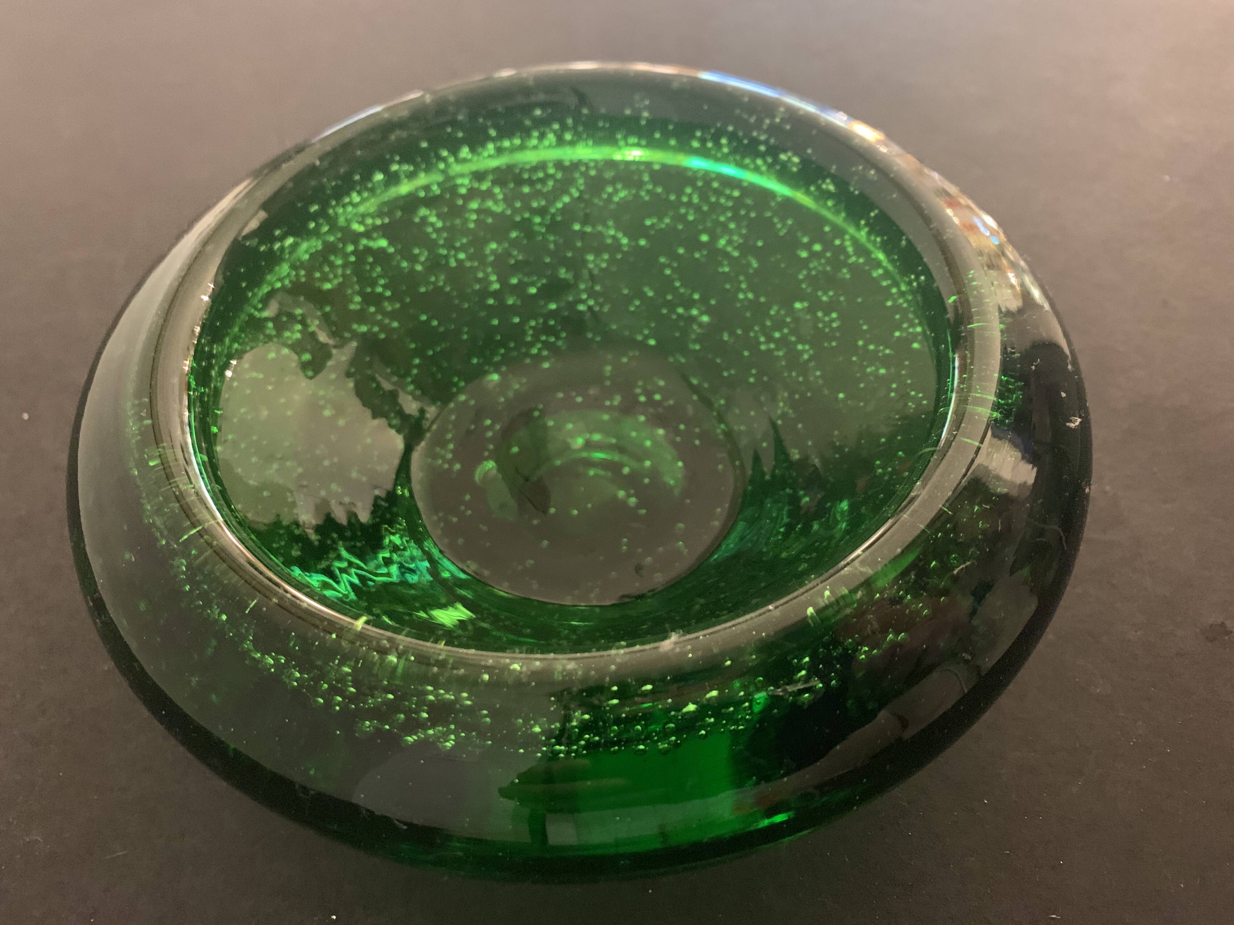 Cendrier Biot en verre vert avec pilon écrase cigares 1960