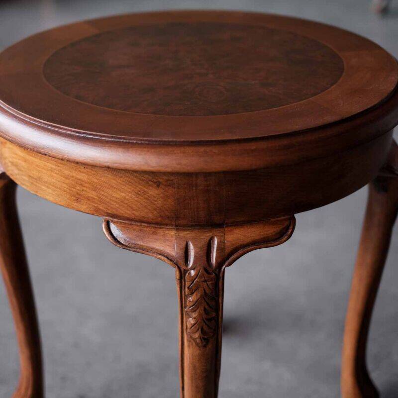 Table d’appoint ronde vintage en bois massif sculpté, style classique franç