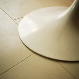 Knoll oval table by Eero Saarinen