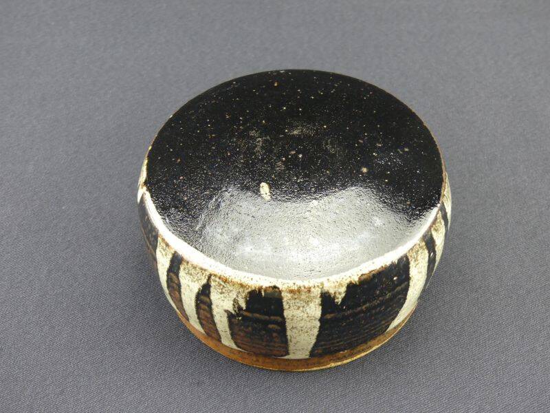 Vintage ceramic hanging cache-pot