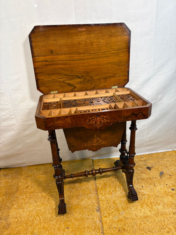 Table de couture et de travail romantique victorienne en loupe de noyer, milieu-fin du XIXe siècle