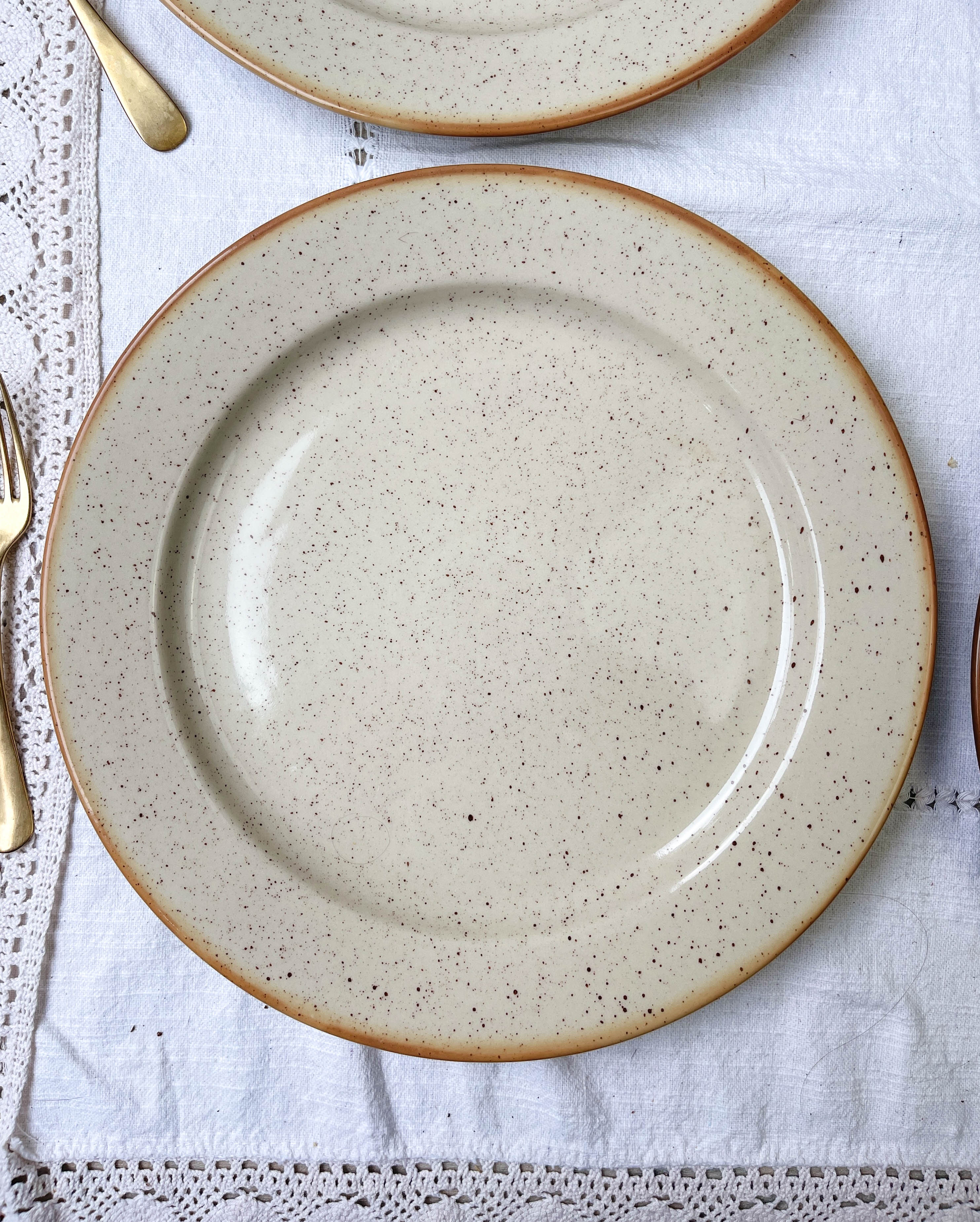 Round dish in tulowice speckled sandstone