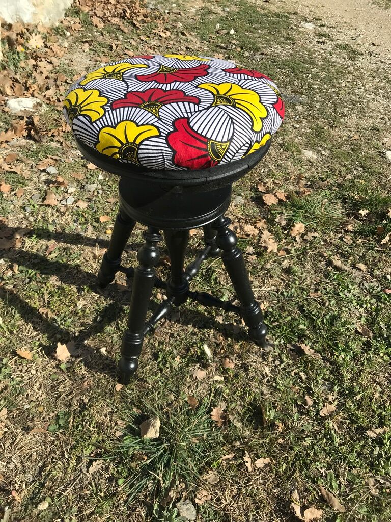 Screw piano stool
