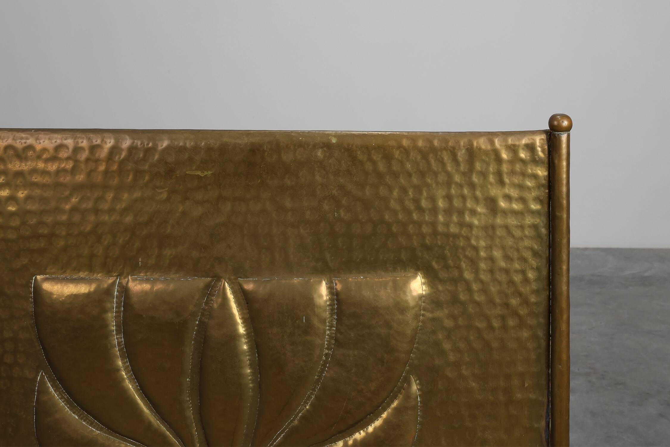 Écran de cheminée en cuivre martelé Art Déco élégant, France années 1920