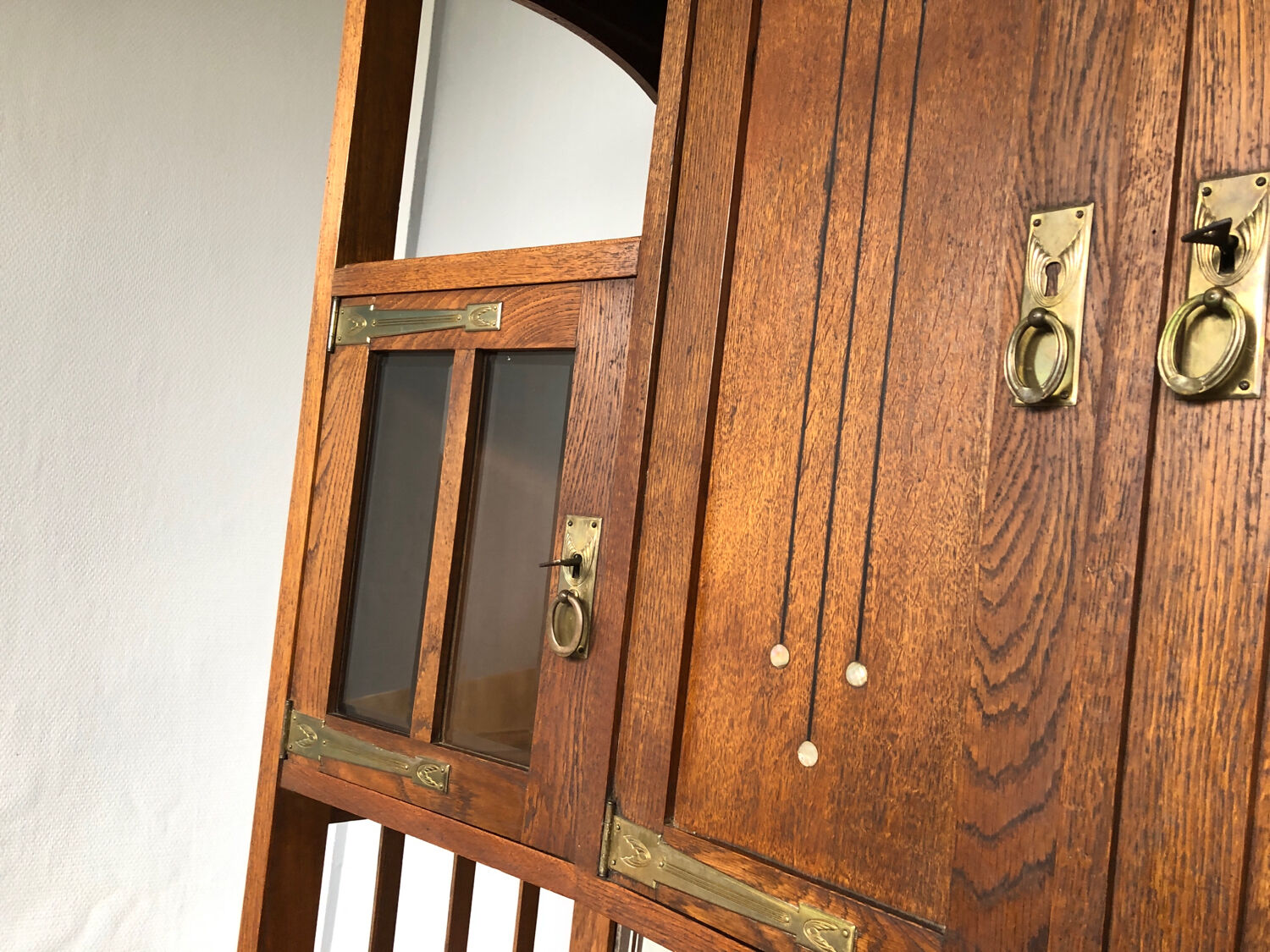 Art Nouveau china cabinet by Gustave Serrurier Bovy