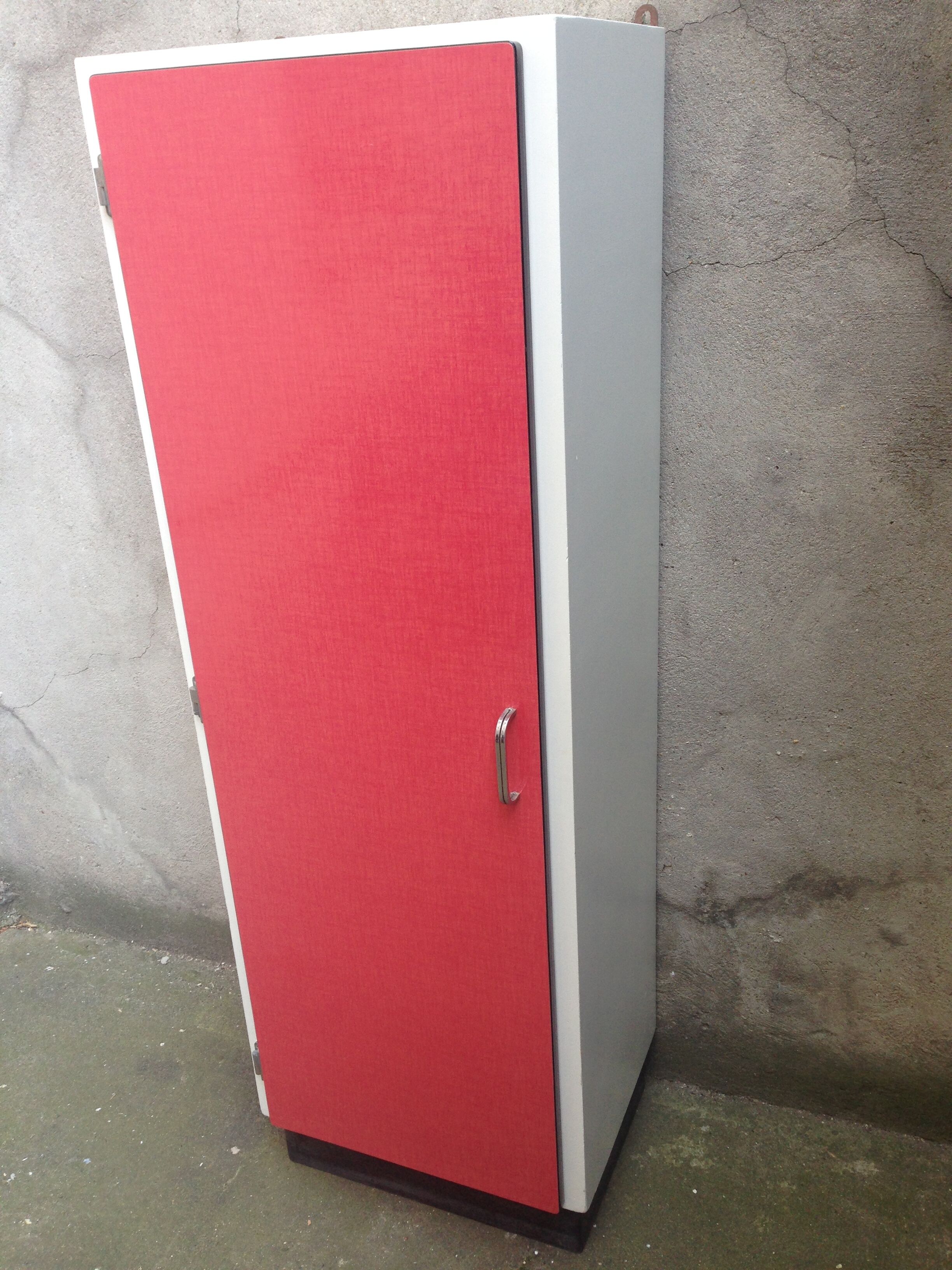 Buffet high red formica
