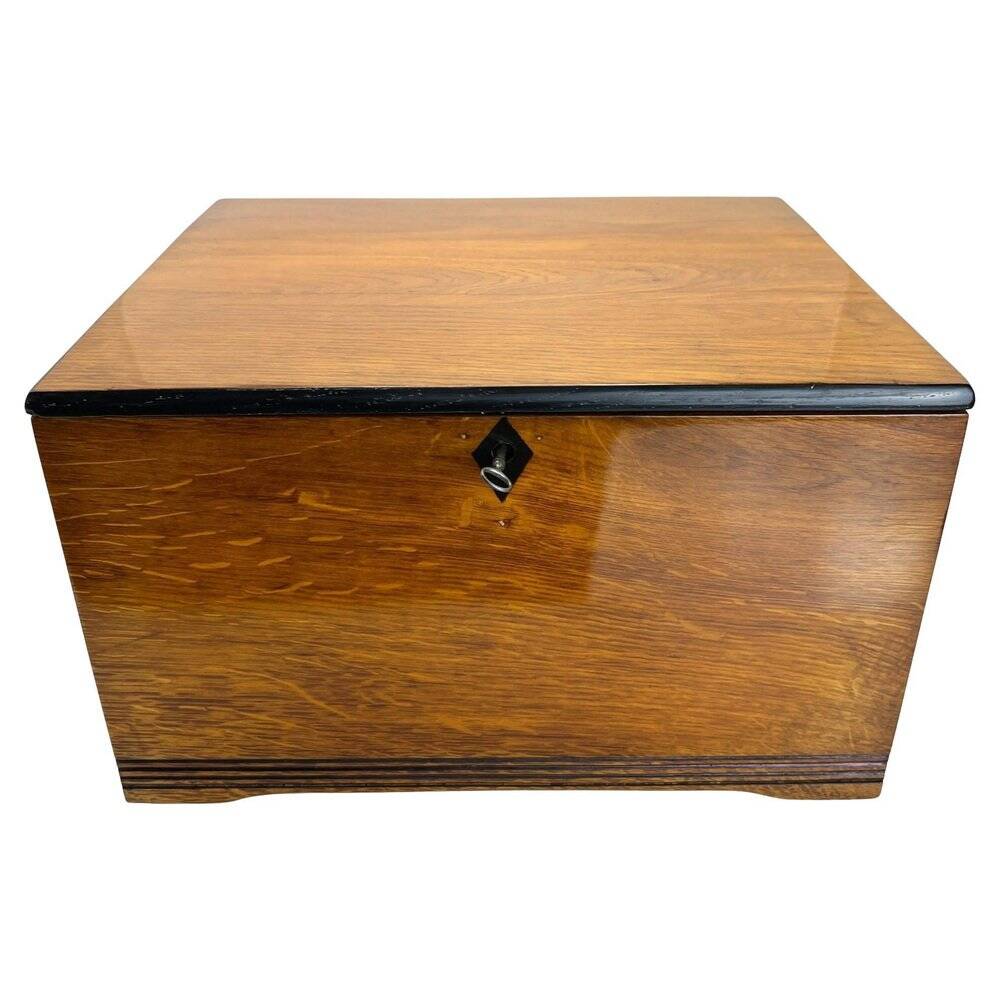 Jugendstil / Art Nouveau Box in Partly Ebonized Solid Oak, Austria, 1900