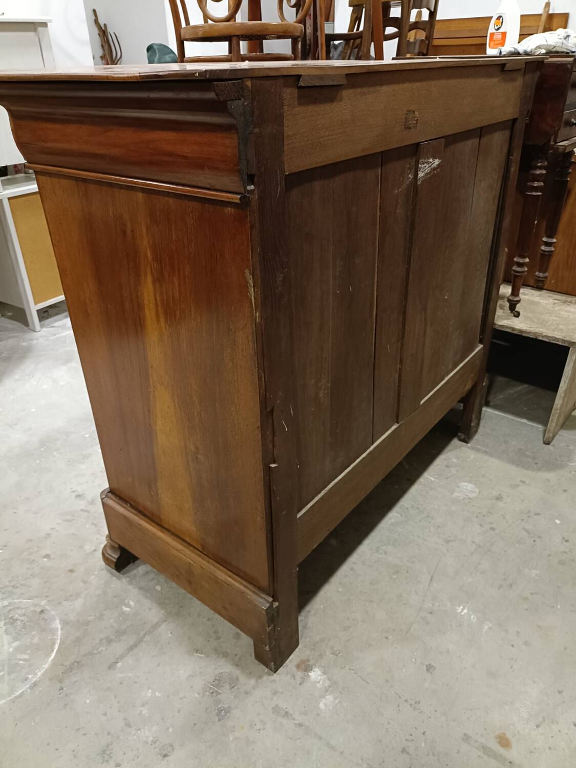 Louis Philippe commode from the mid-19th century, walnut.