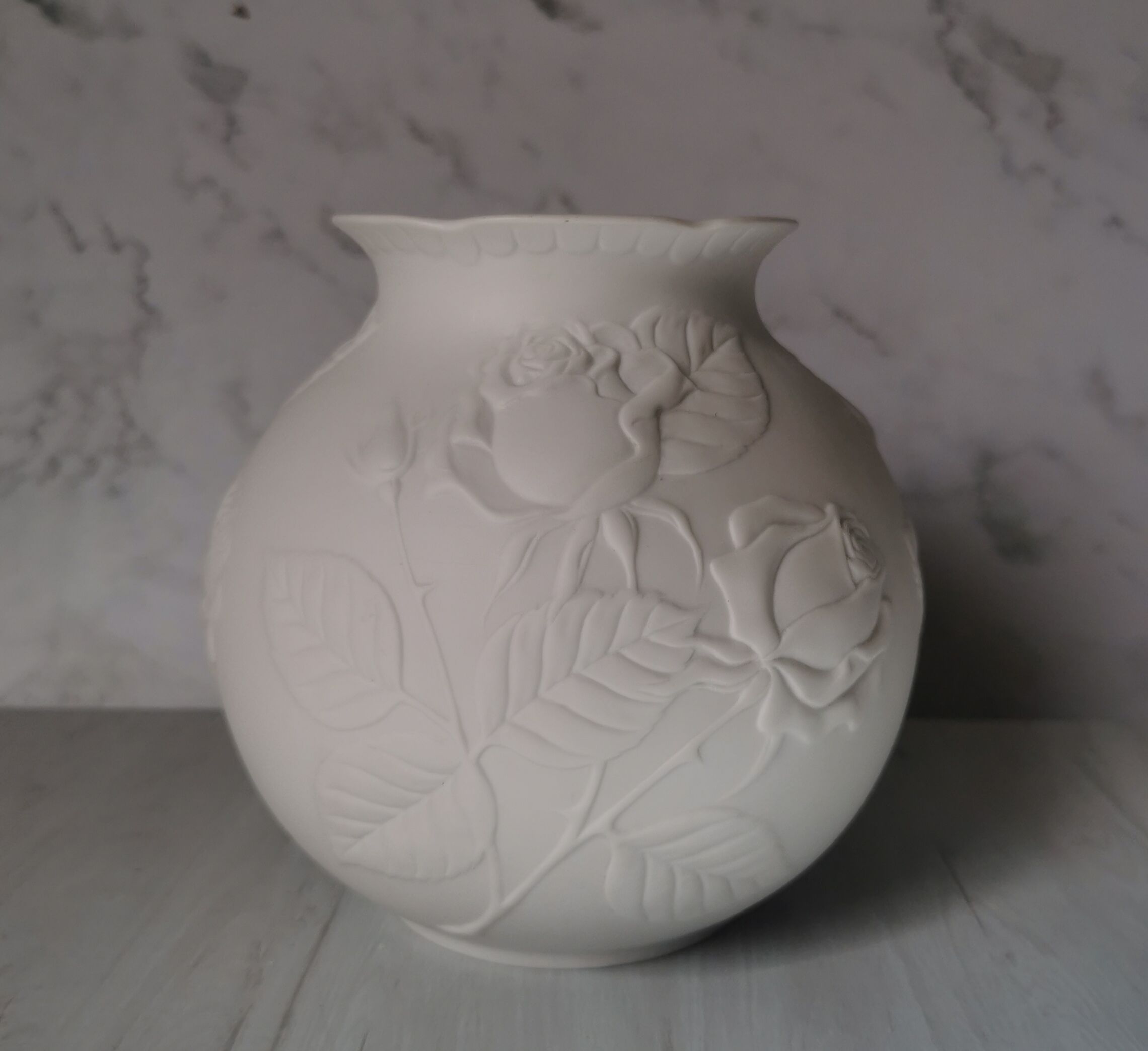 Vase ball pink white porcelain