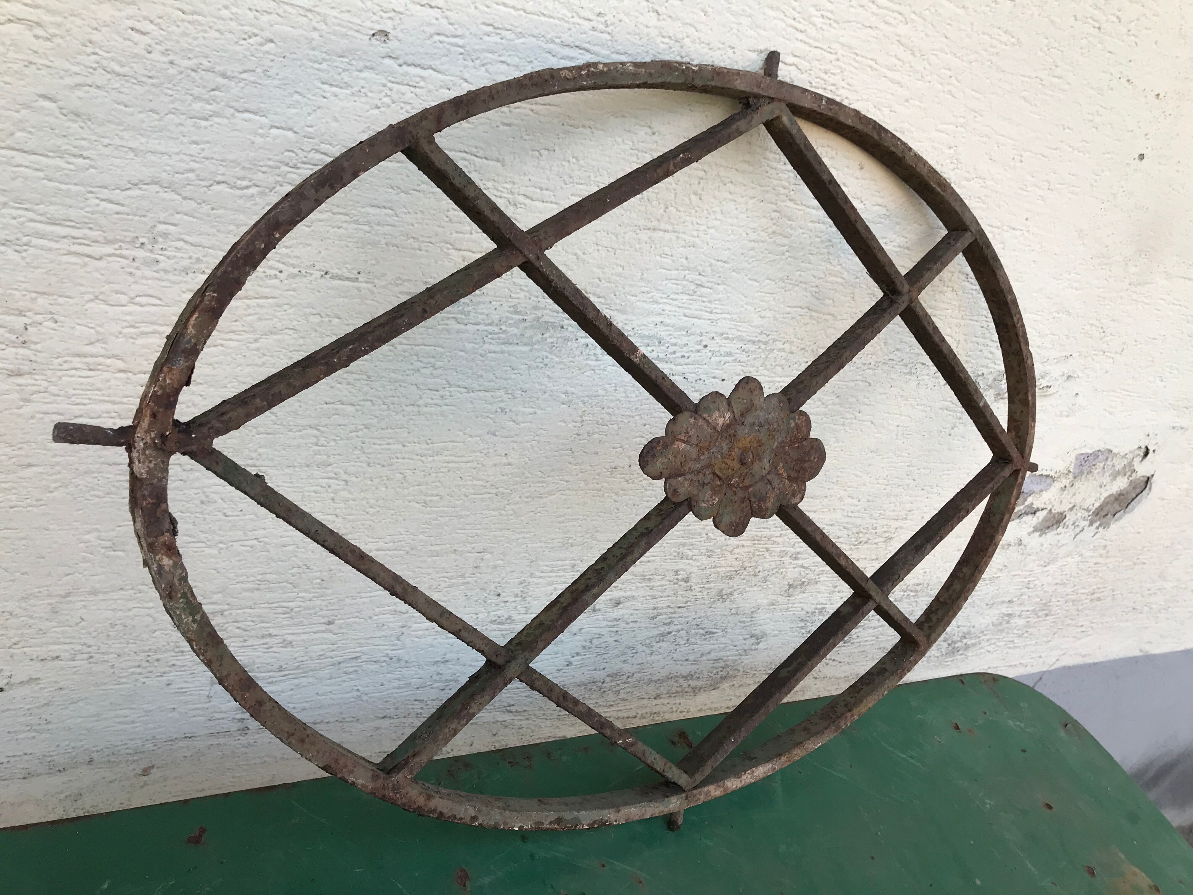 Grille ovale décorative en fer forgé début XXème