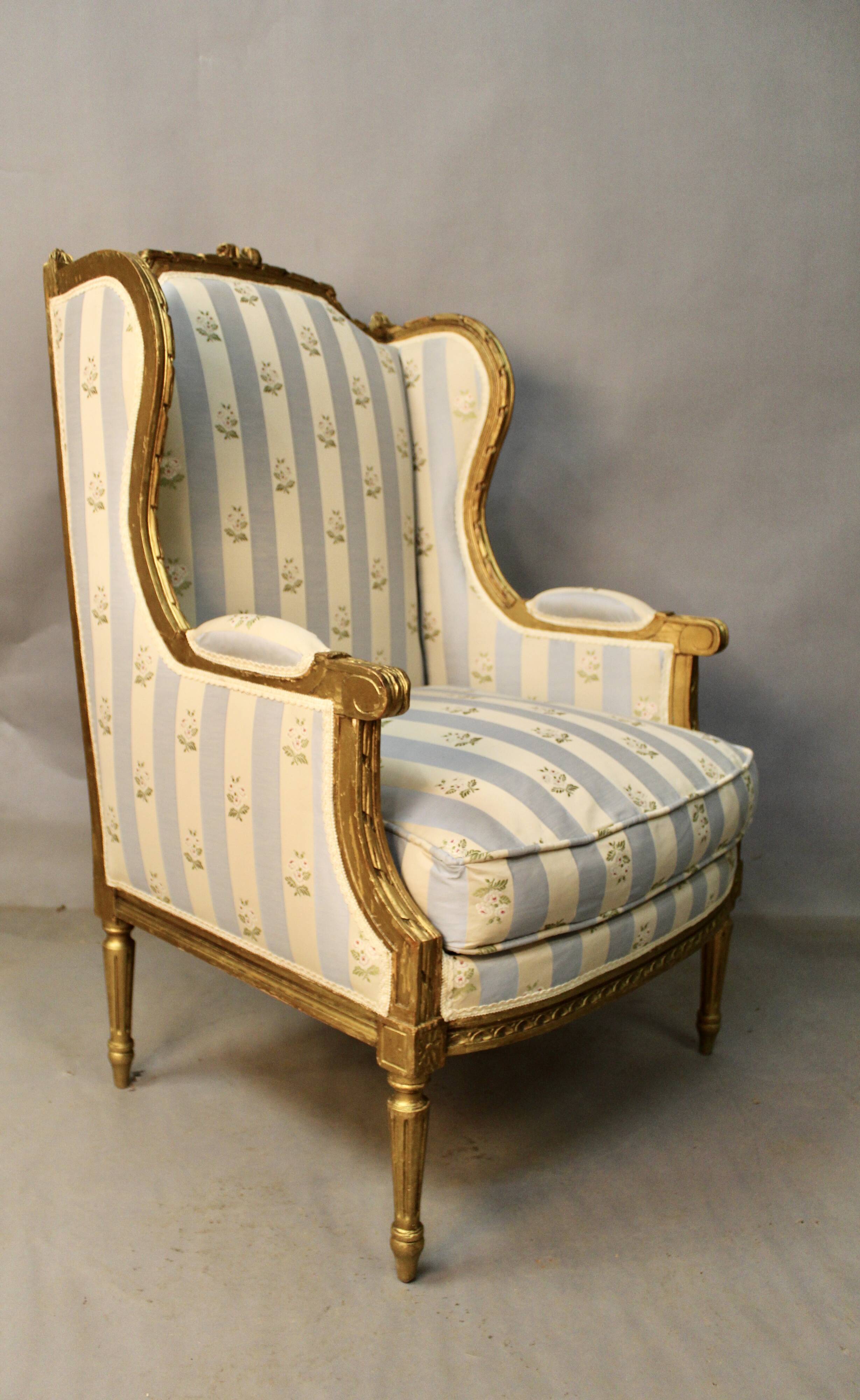 Bergère à oreilles de style louis xvi en bois doré