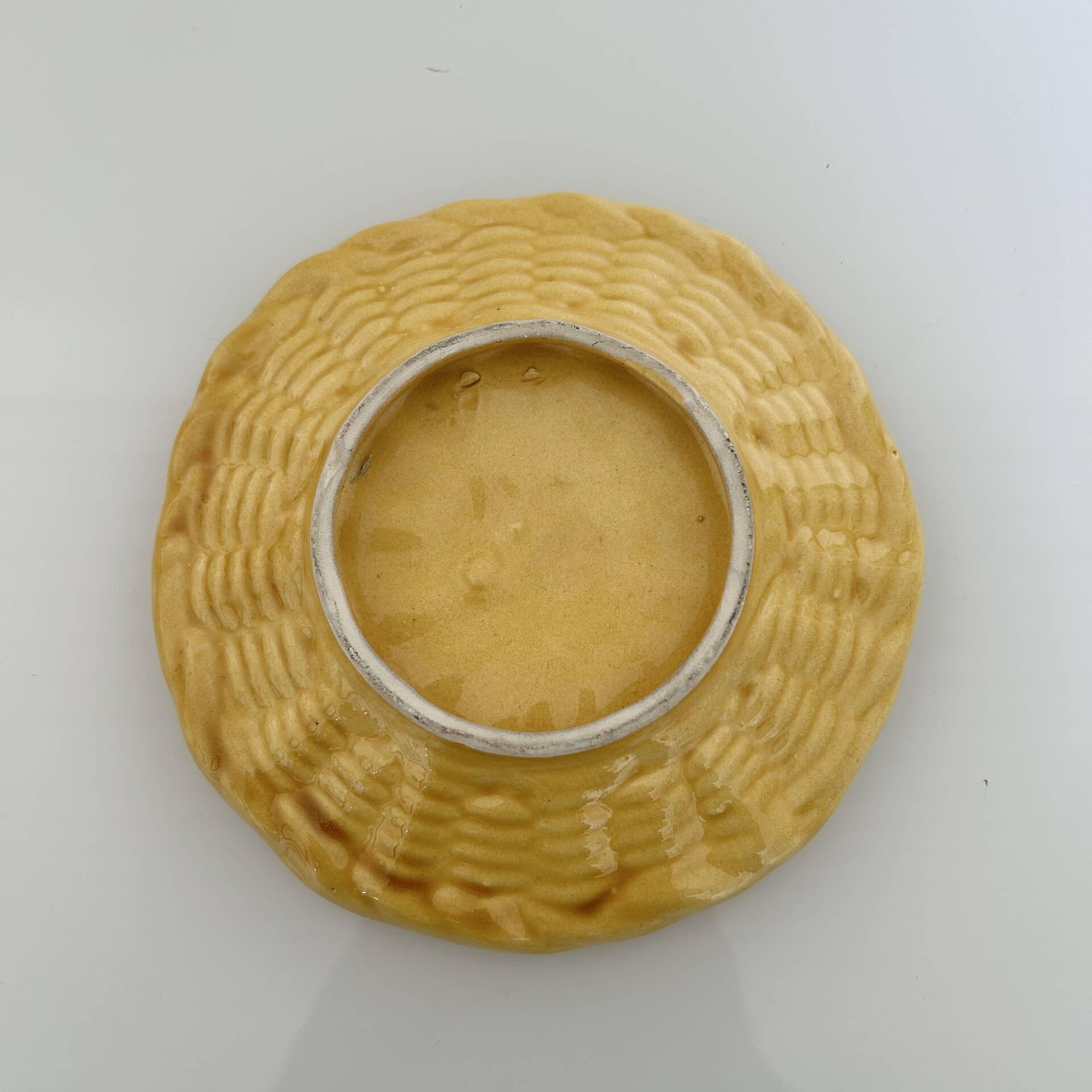 Petit plat provençal en barbotine