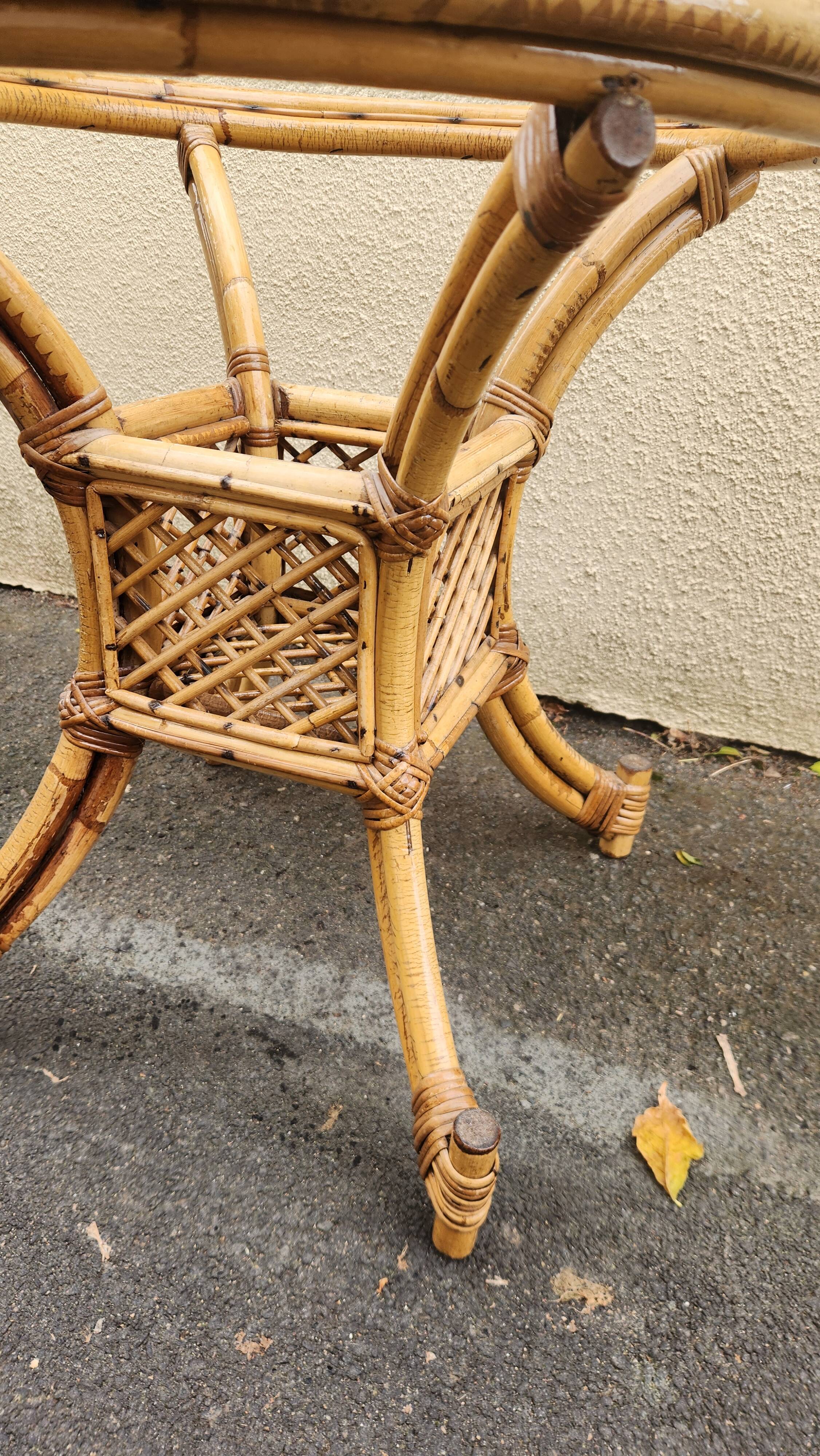 belle table de repas en bambou rotin des années 1970 avec plateau en verre