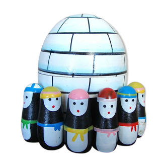 Wooden igloo and 6 little penguins