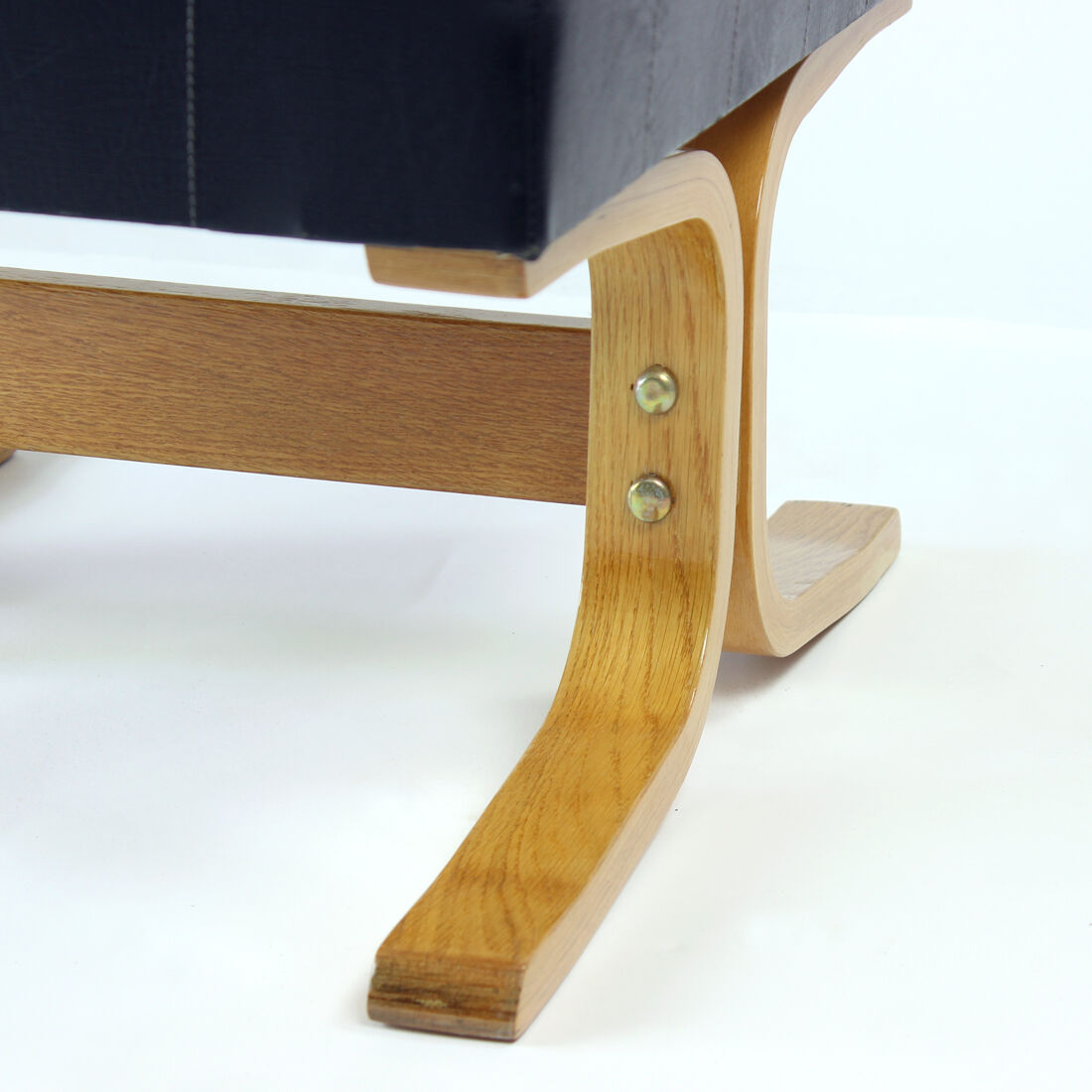 Chauffeuse noire du milieu du siècle Bratislava par Jindrich Volak pour Drevopodnik Holesov, années 1960