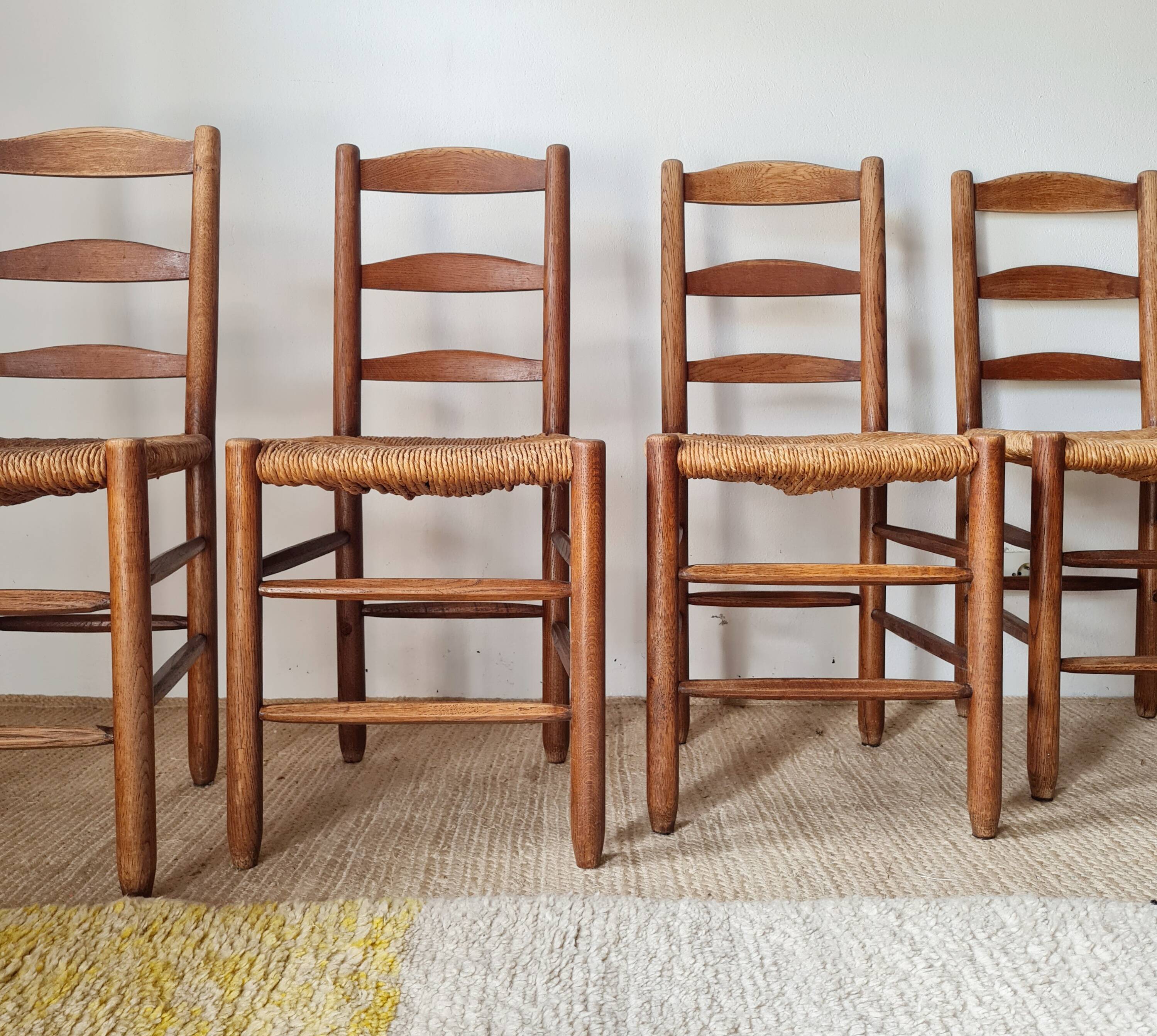 Set of 4 rustic chairs in solid oak and straw.