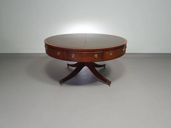 Table basse / table tambour victorienne « Heldense » en acajou avec plateau en cuir sur roulettes en laiton. Années 1980