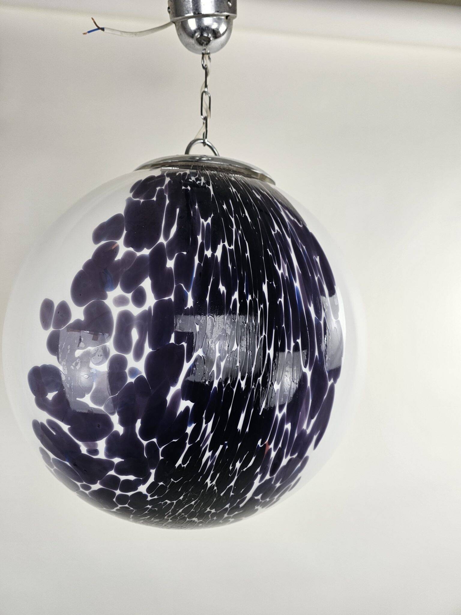 Grande lampe globe diamètre 45 cm Italie années 60 en verre blanc et violet.