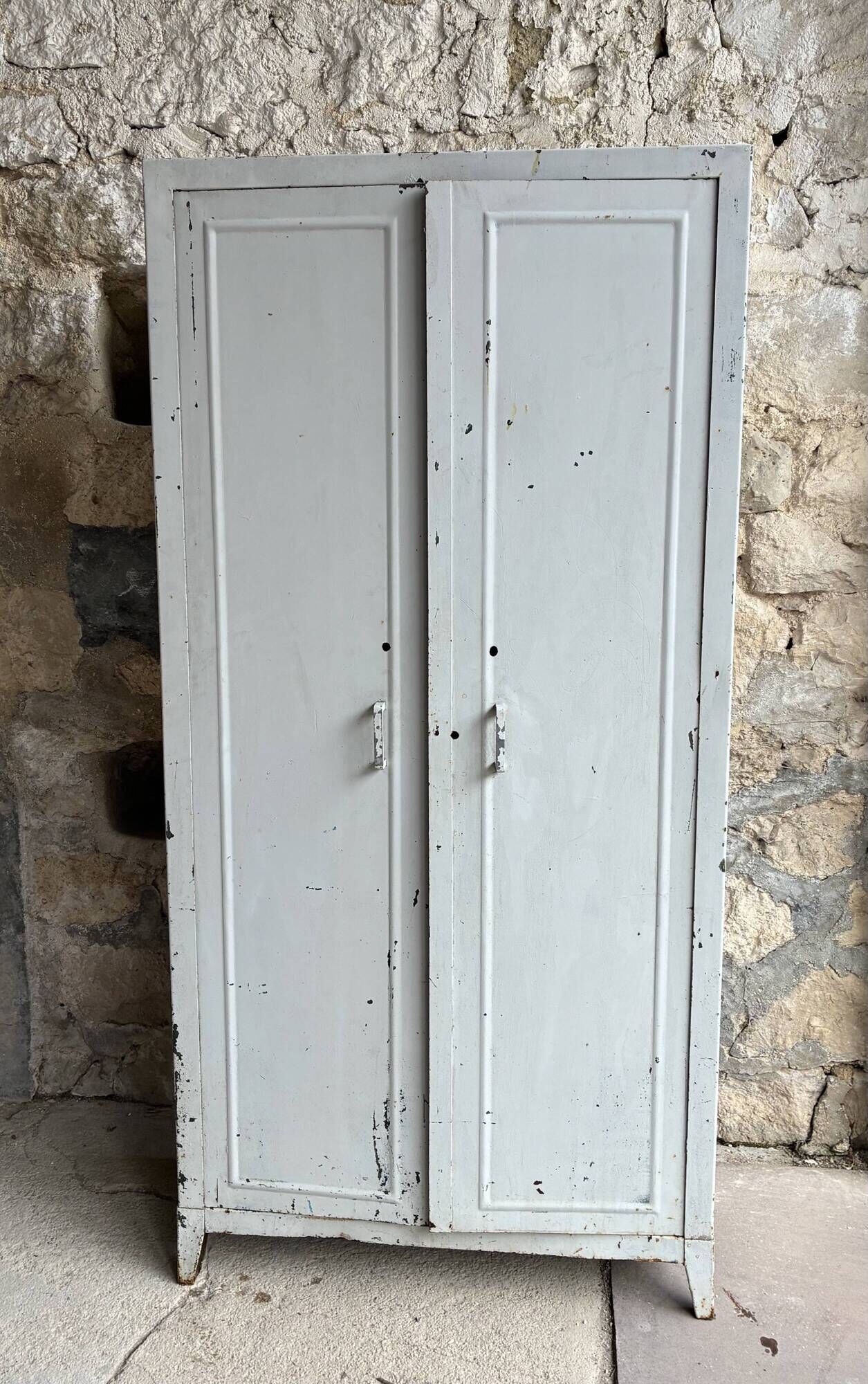 Armoire industrielle d’atelier en métal riveté - vintage 1960