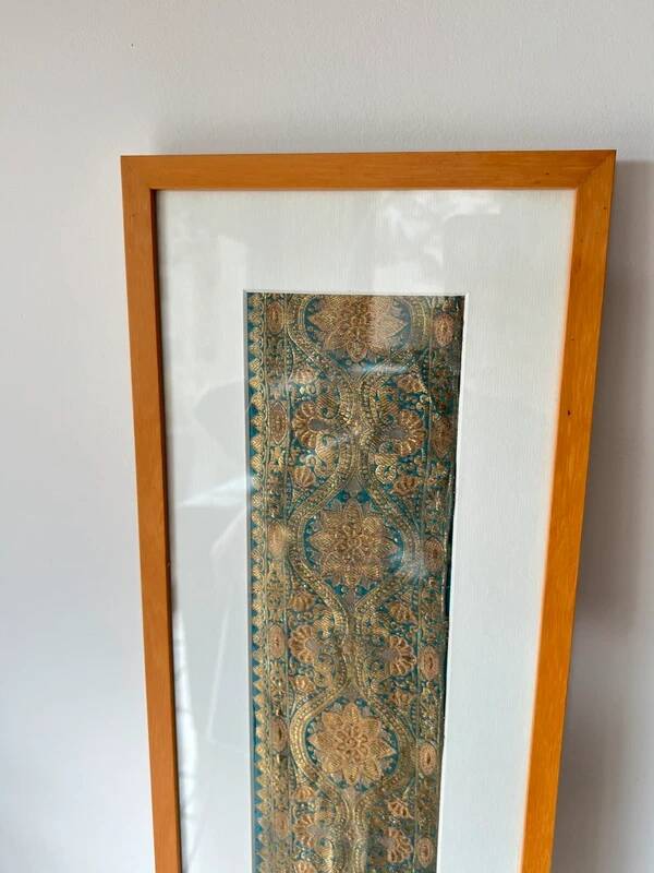Panneau de broderie ancien décor chinois encadré, XIXᵉ siècle