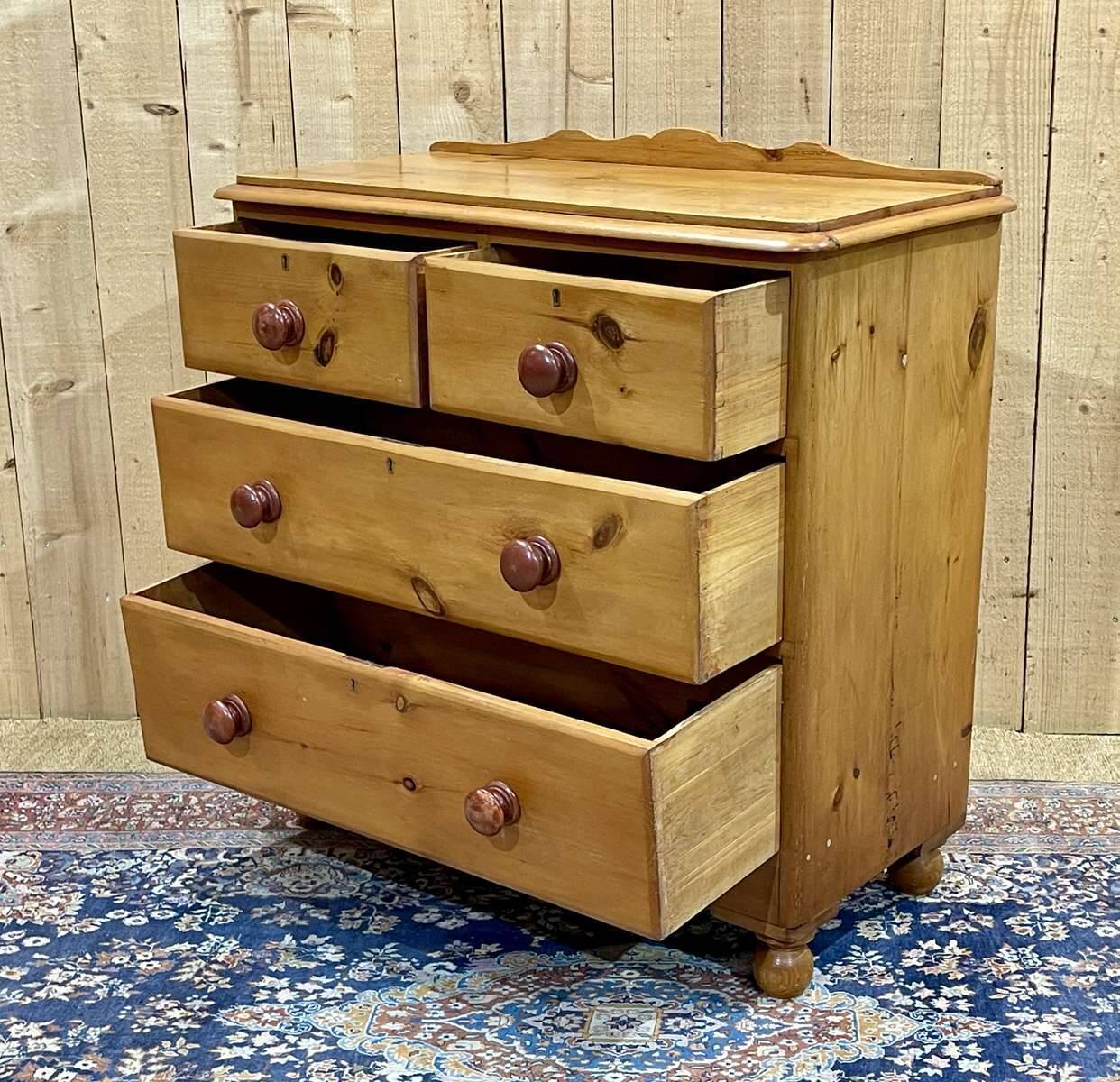 English chest of drawers in pine from the end of the 19th century, 4 drawers