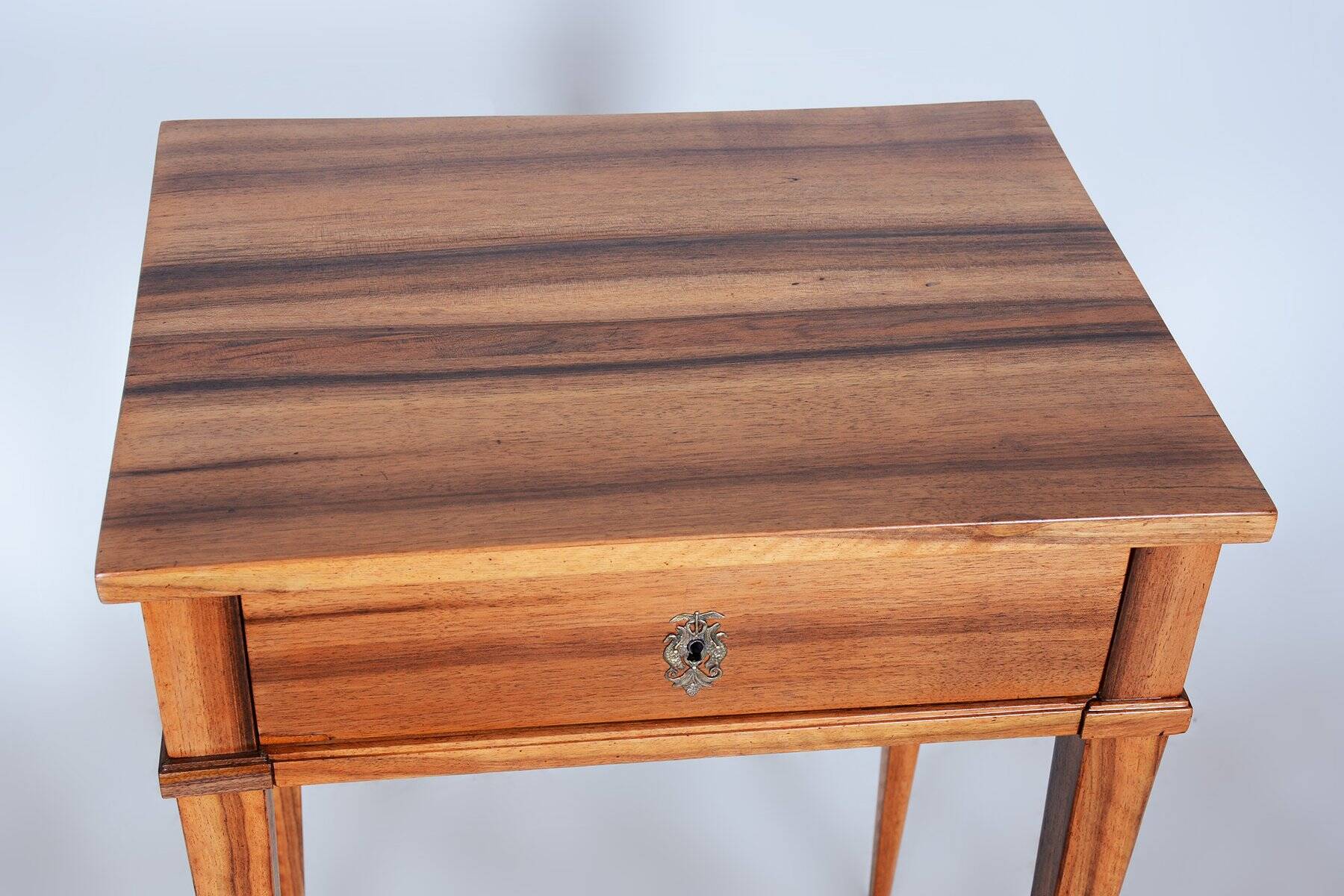 Table d'appoint Biedermeier en noyer, années 1820