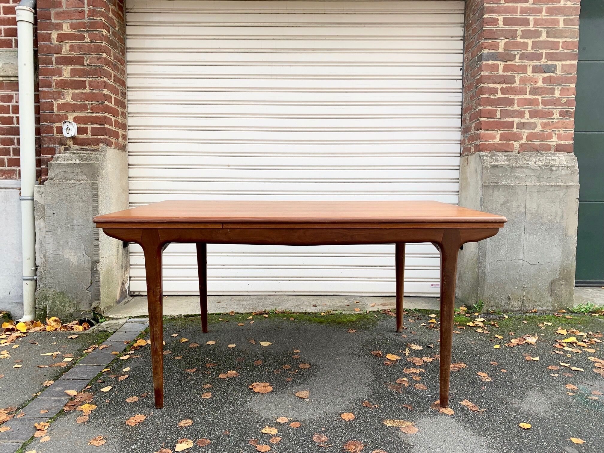 Extendable vintage scandinavian dining table