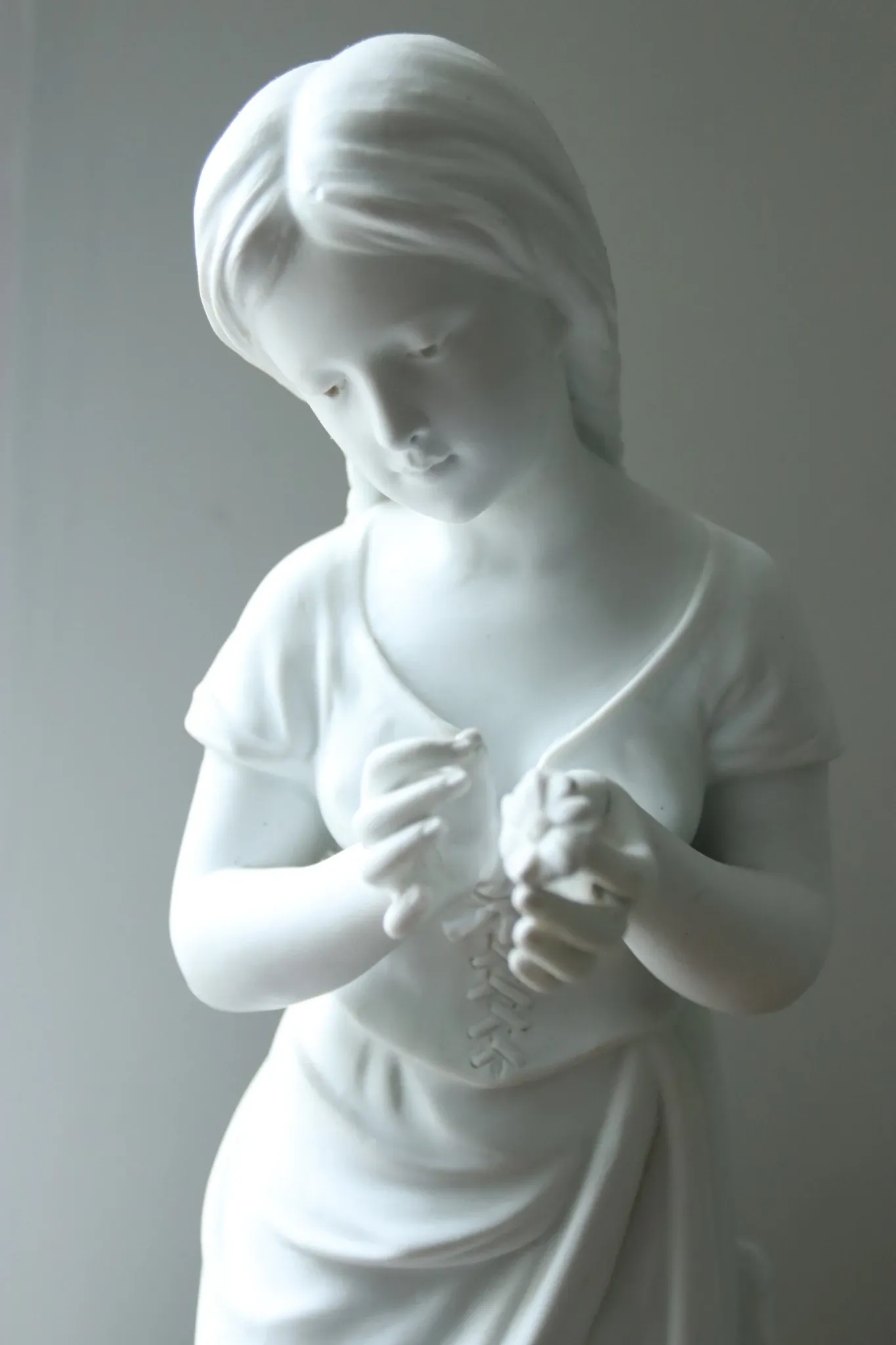 Nicolas Lecorney – Girl picking a daisy, biscuit porcelain, late 19th c.