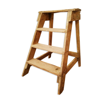Escabeau en bois ancien