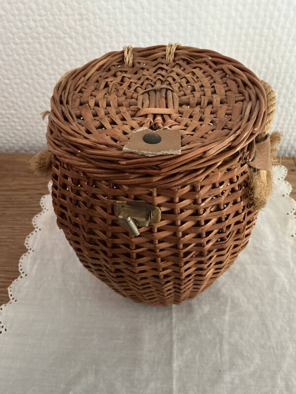 Panier de pêche ancien en osier.