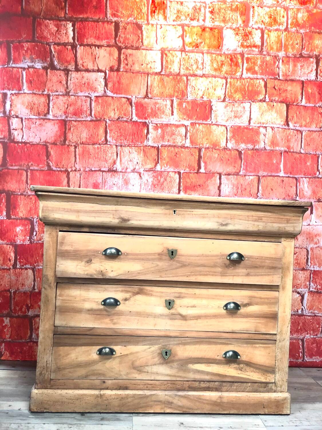 Walnut chest of drawers