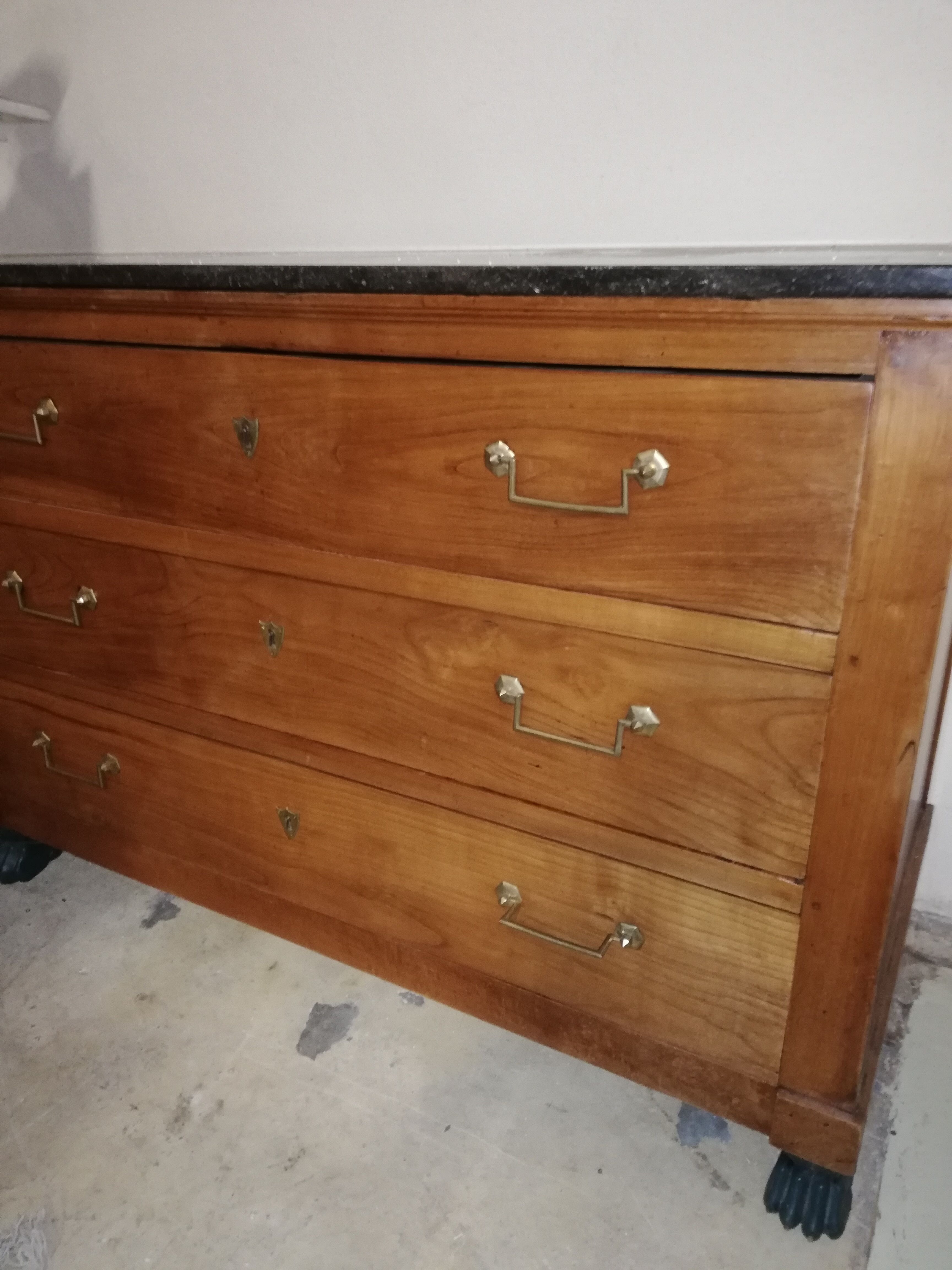 Commode empire en merisier avec un marbre noir
