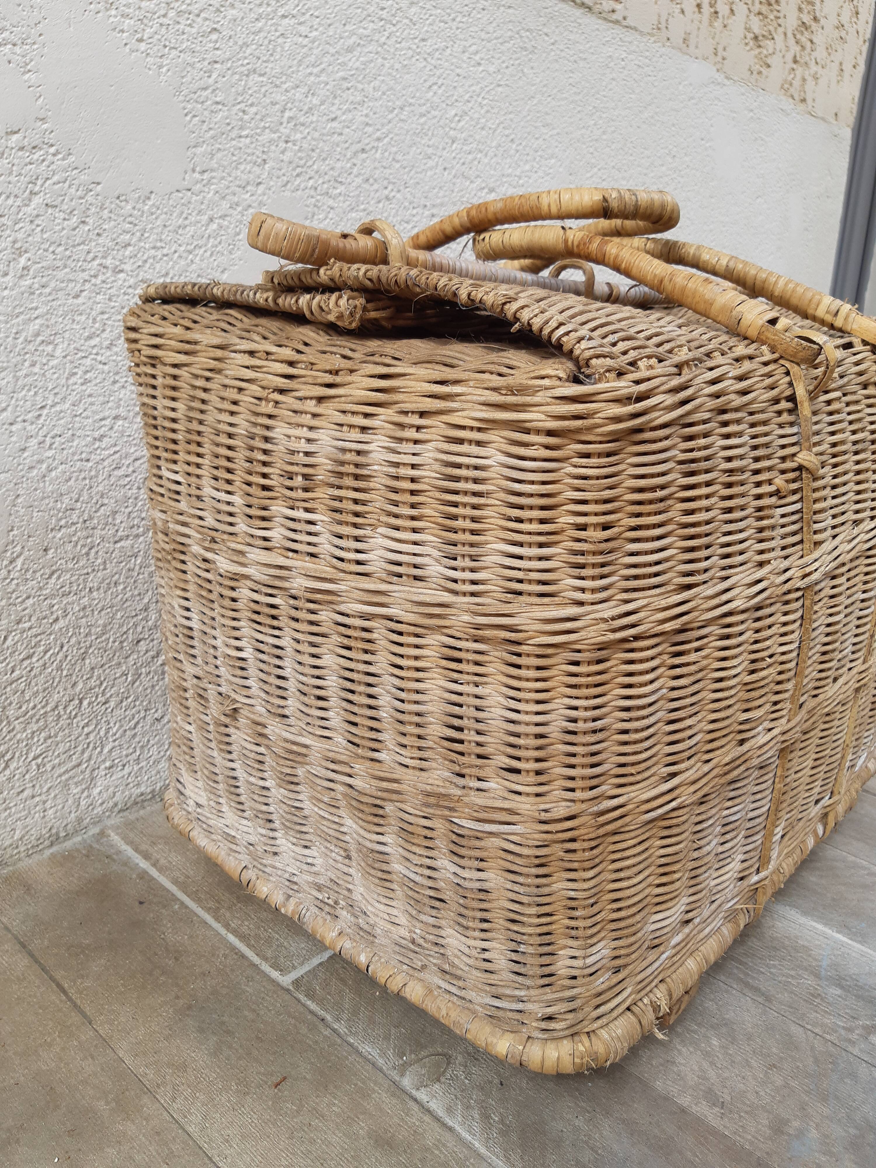 Basket picnic on wheels