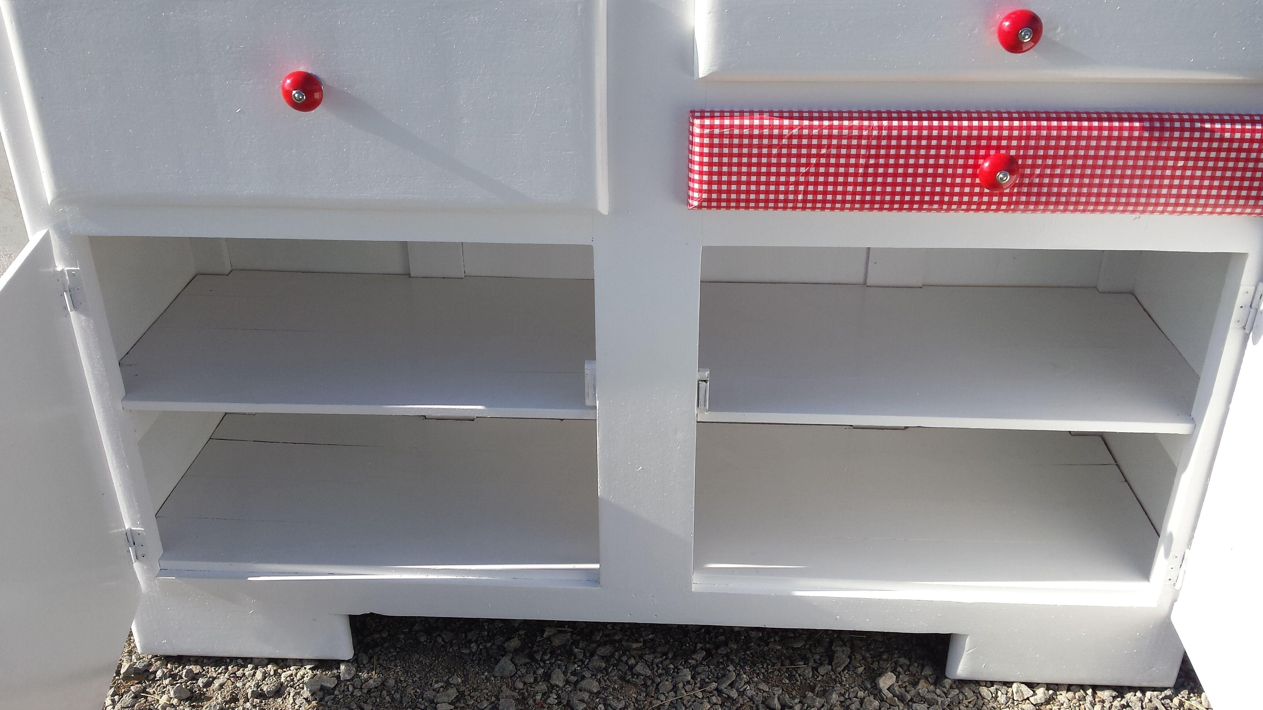 White mado buffet, red handles and tray, hen grill