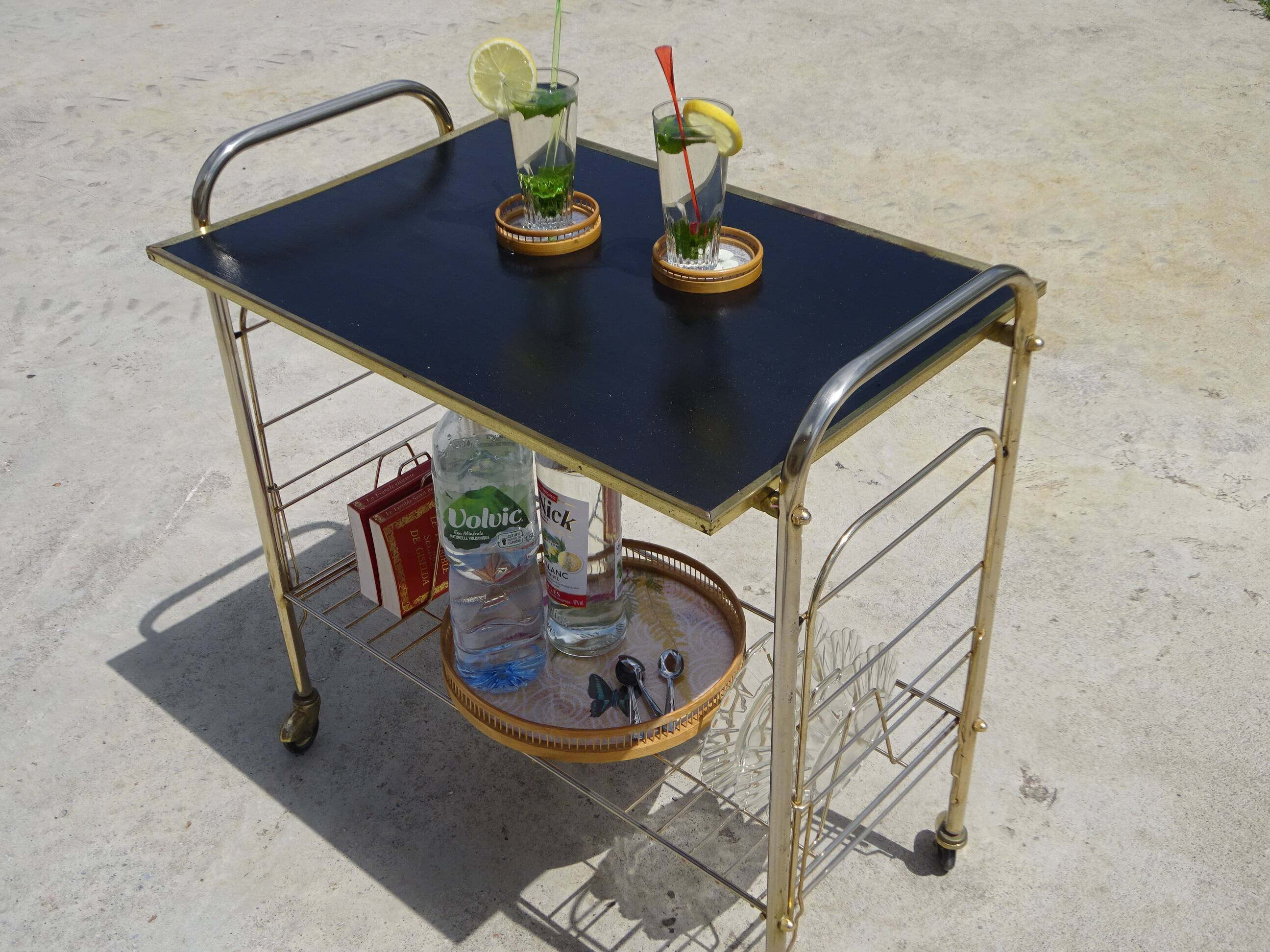 Desserte roulante, porte-vinyles en métal doré