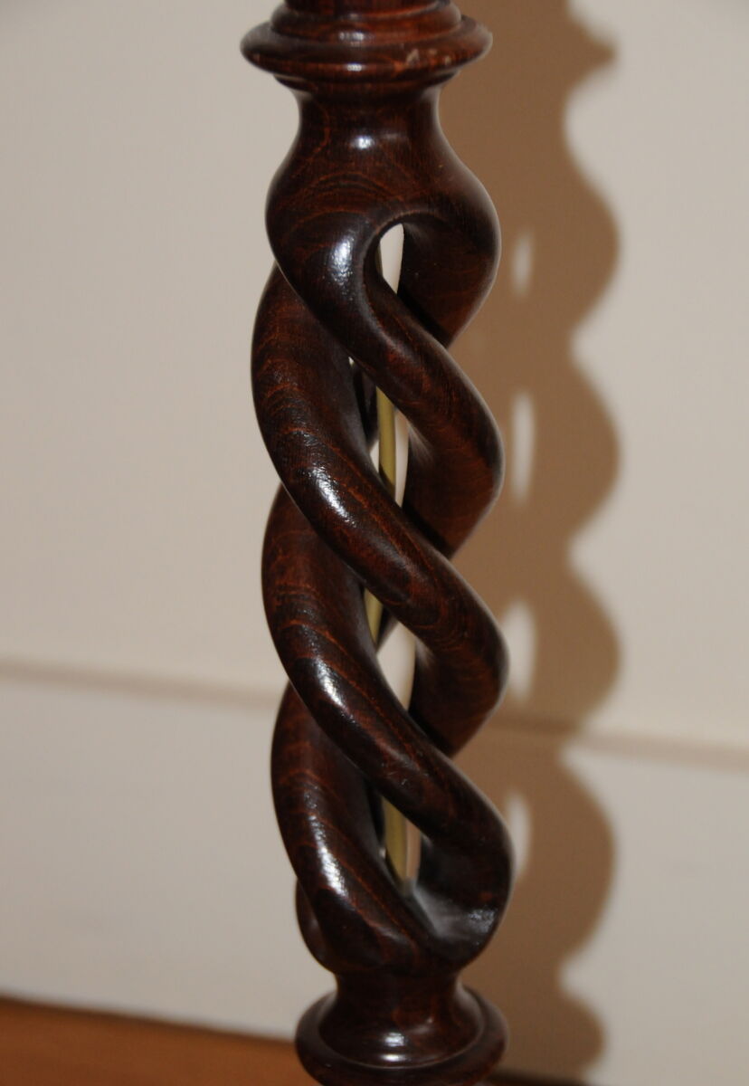 Twisted foot lamp