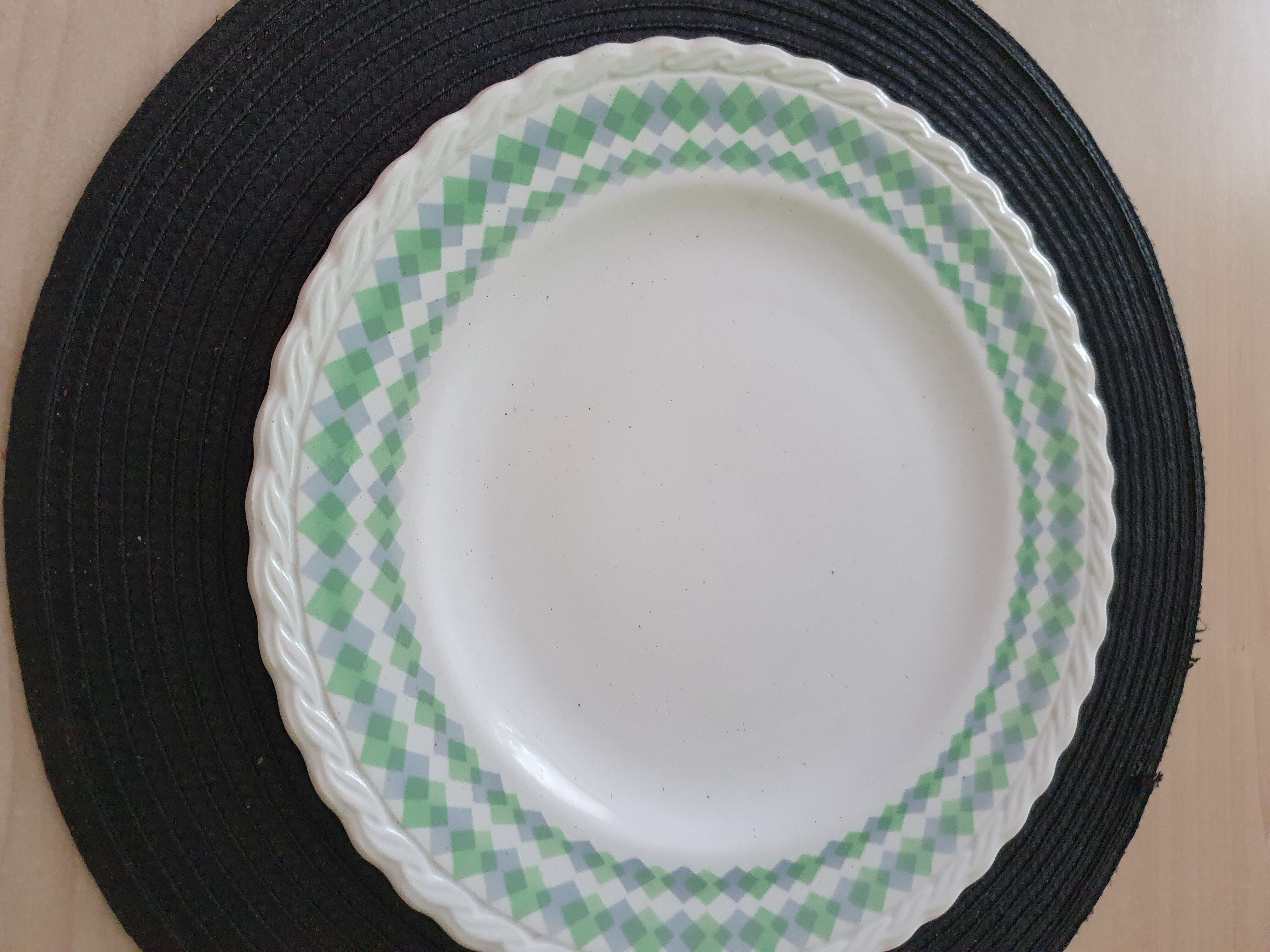 Set of 6 flat plates, L'Amandinoise