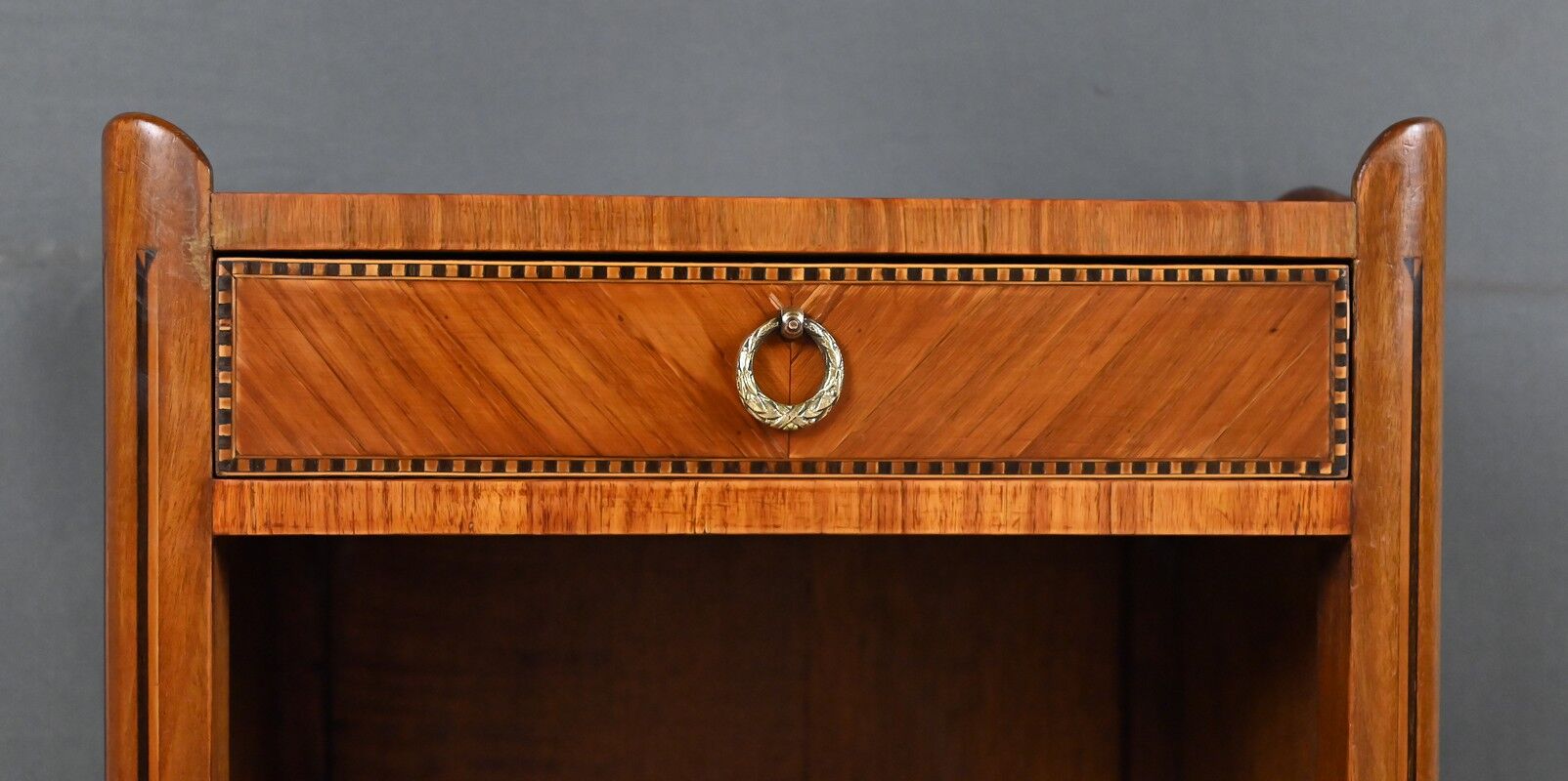 Living room table in marquetry, transitional style between Louis XV and Louis XVI – Mid 20th century