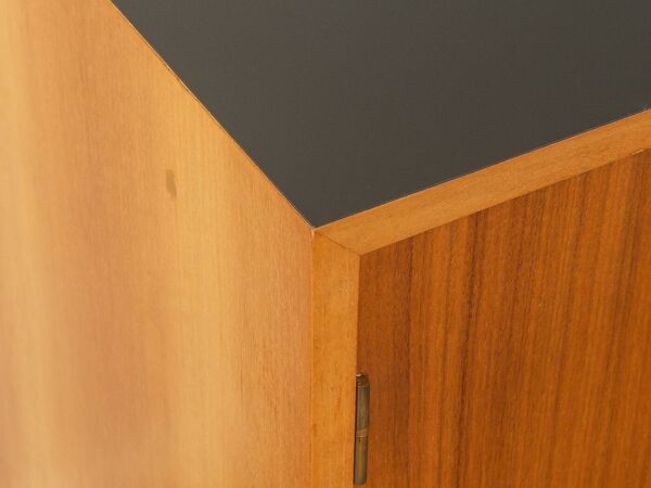 Buffet des années 1960, placage noyer, pieds en acier noir
