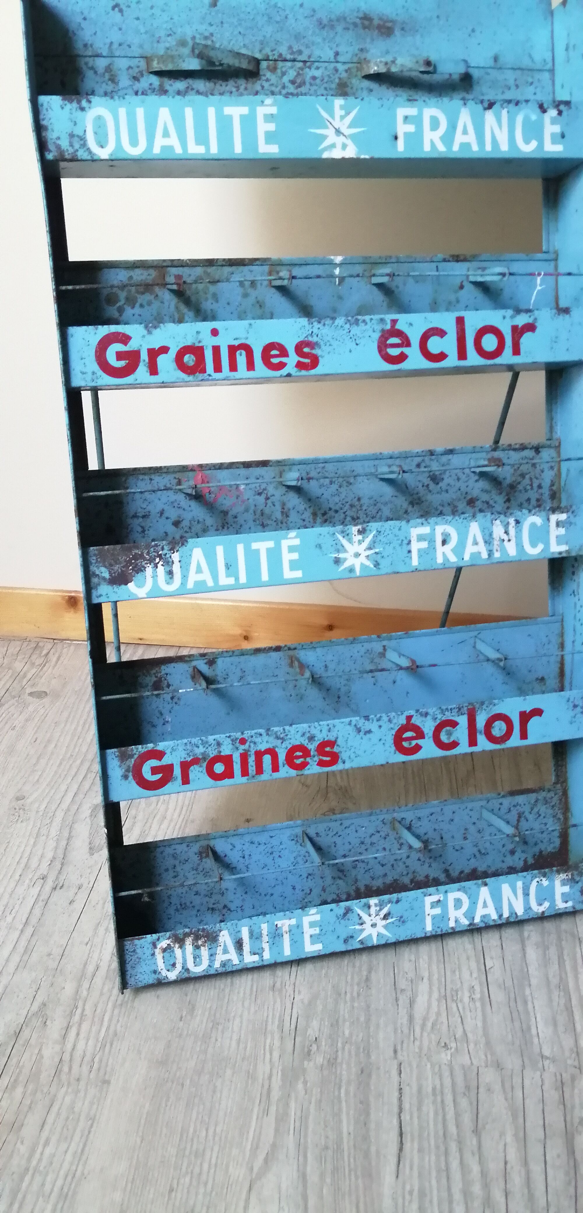 Antique display for eclor seed sachet