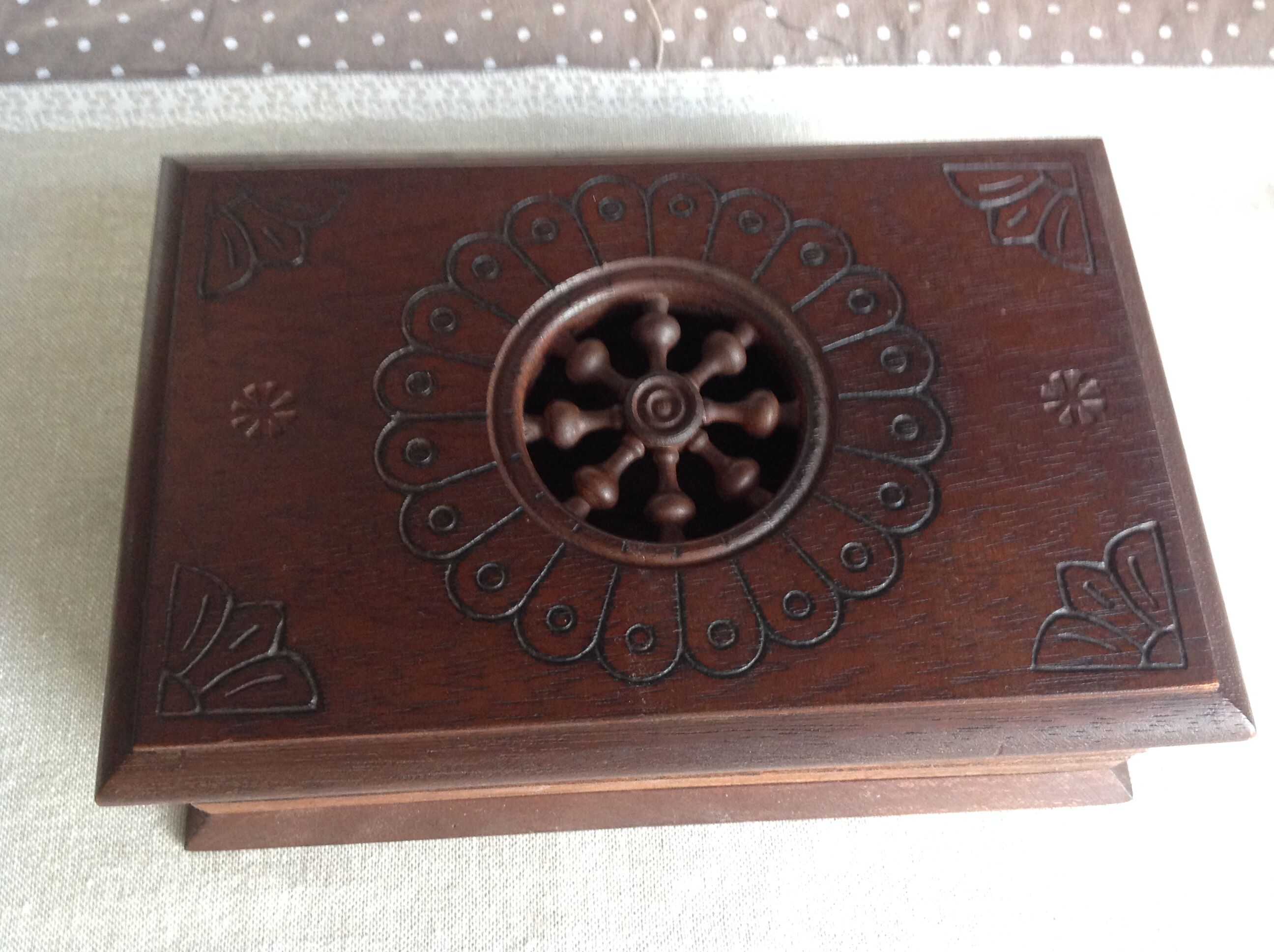Old cigarette box in openwork varnished wood 30-40s