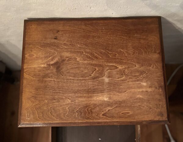 Petite table d’appoint/chevet vintage années 1940 – Bois à pieds torsadés