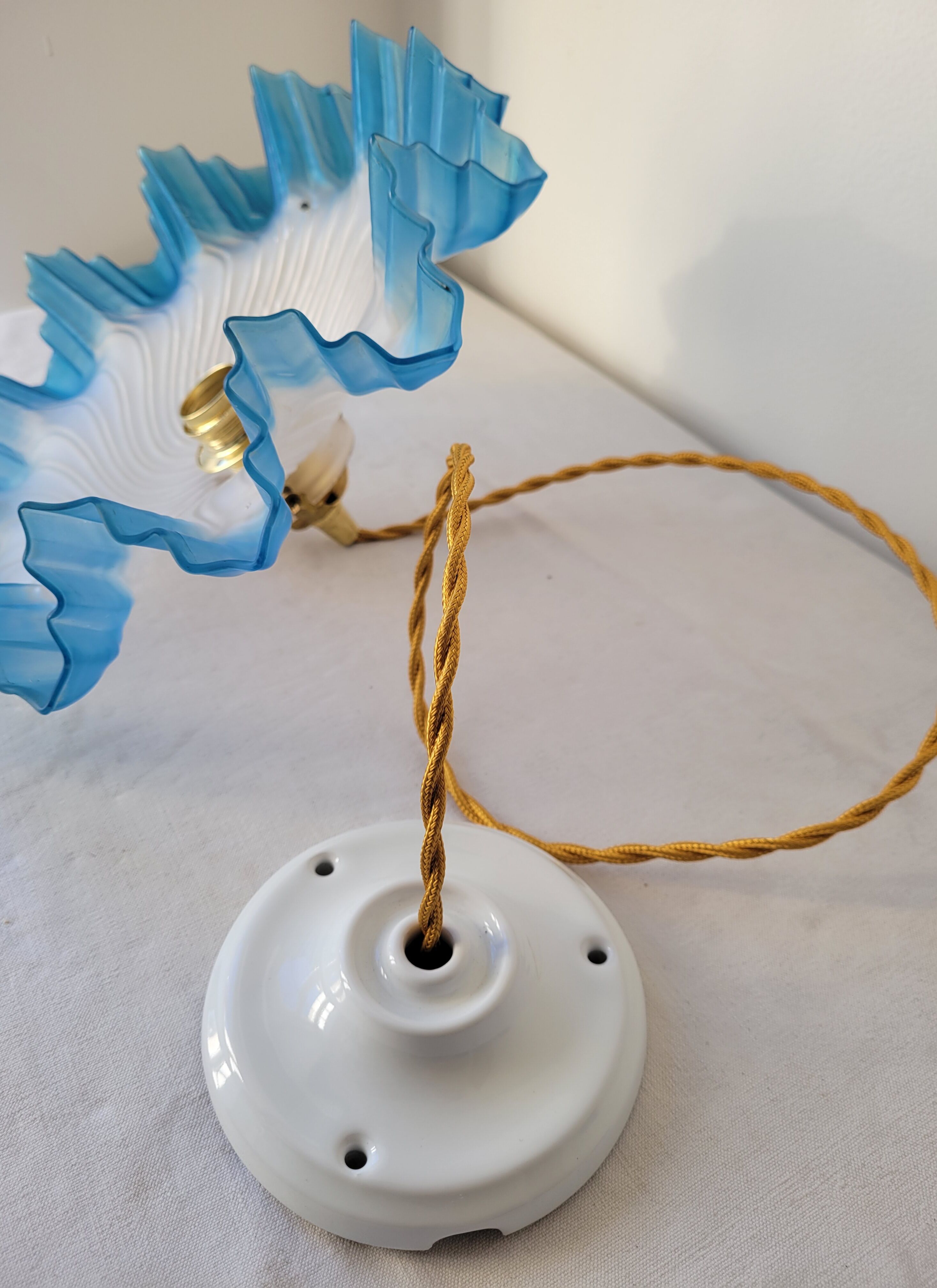 Blue opaline suspension