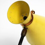 Grande lampe de table sur trépied de style mid-century moderne avec abat-jour diabolo jaune.