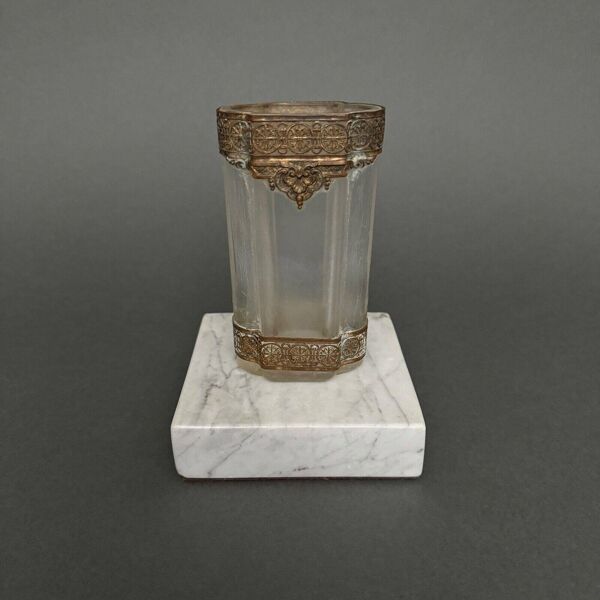Vase soliflore 1900 ornementé d'une galerie en laiton style Louis XVI