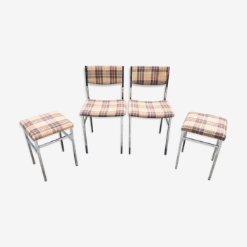 Chaises et tabourets vintage à piétement métallique tubulaire carré chromé.