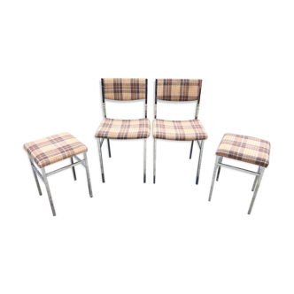 Chaises et tabourets vintage à piétement métallique tubulaire carré chromé.