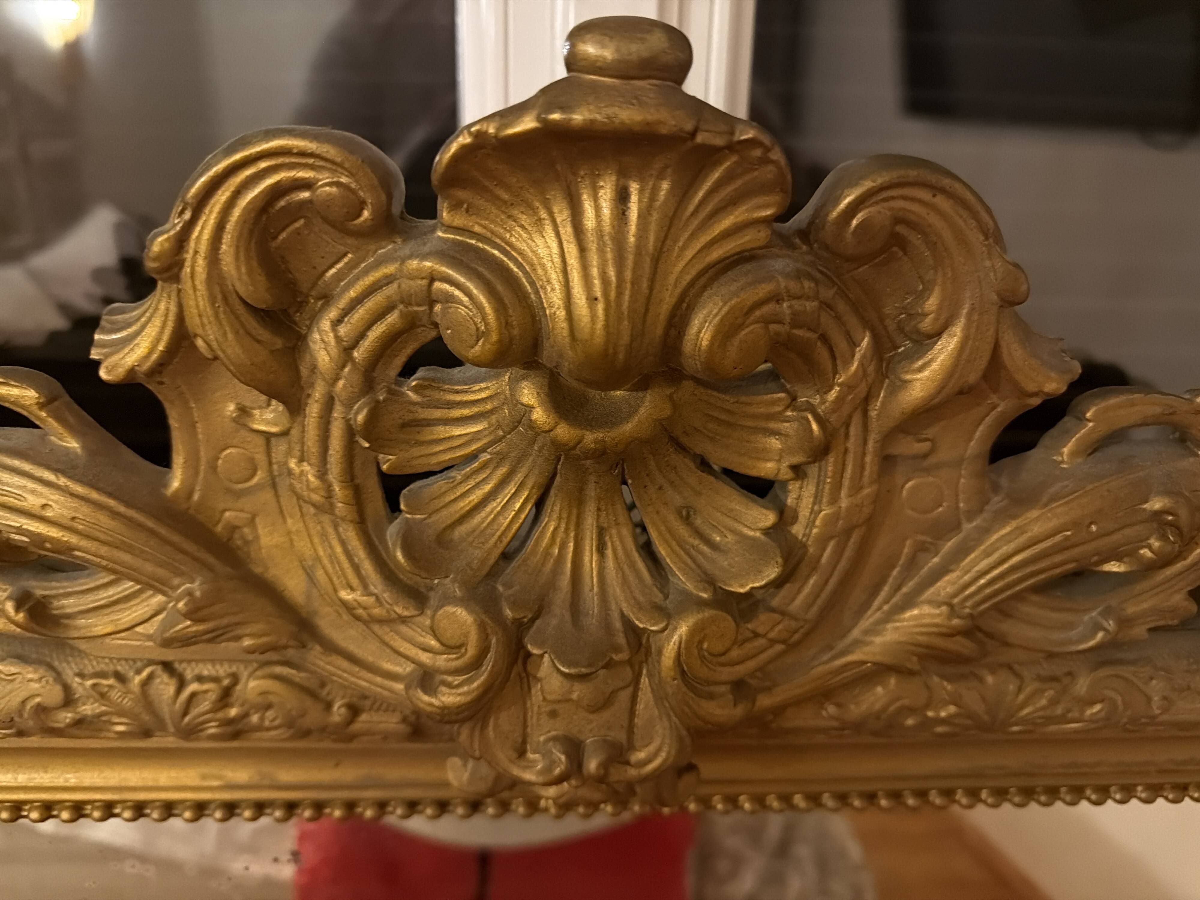 Antique gilded mirror from the late 19th century.