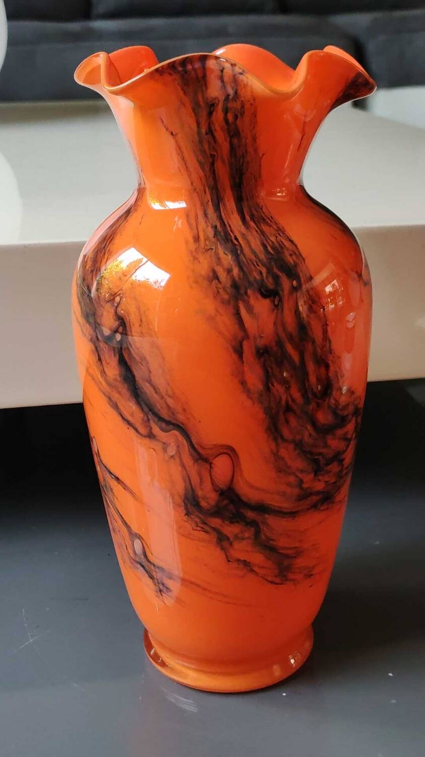 Corolla floral base. In blown Art glass, Murano Italy style. Black plumes of smoke. High 24 cm