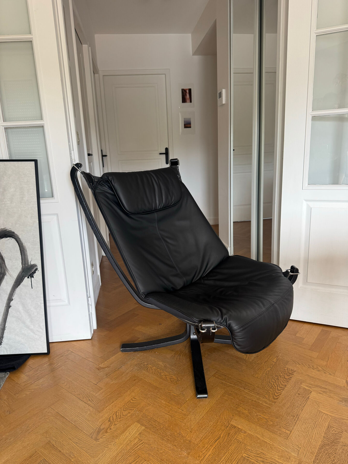 Fauteuil lounge falcon par Sigurd Russell cuir noir